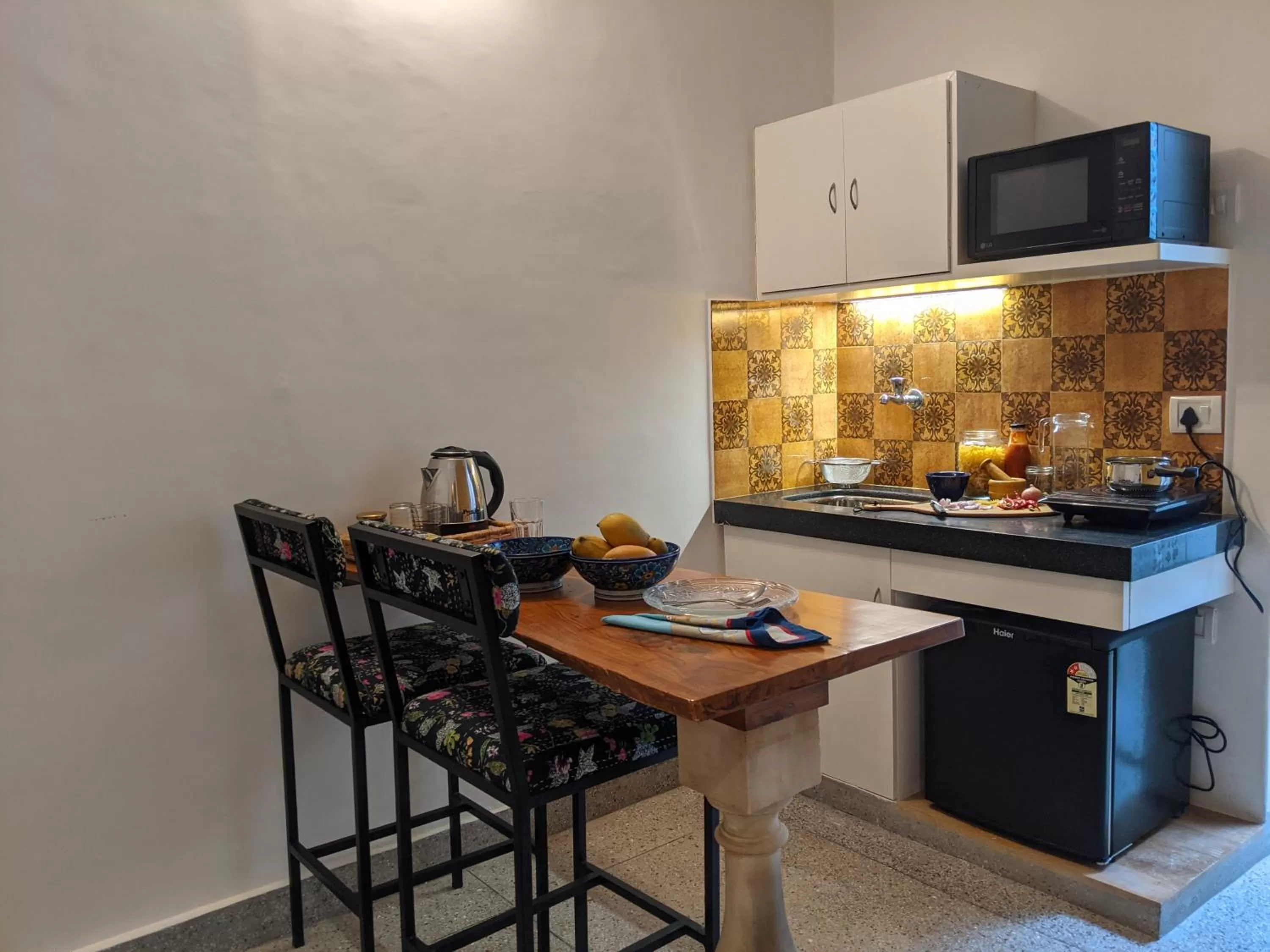 Kitchen or kitchenette, TV/Entertainment Center in Mukam, Boutique Homestay