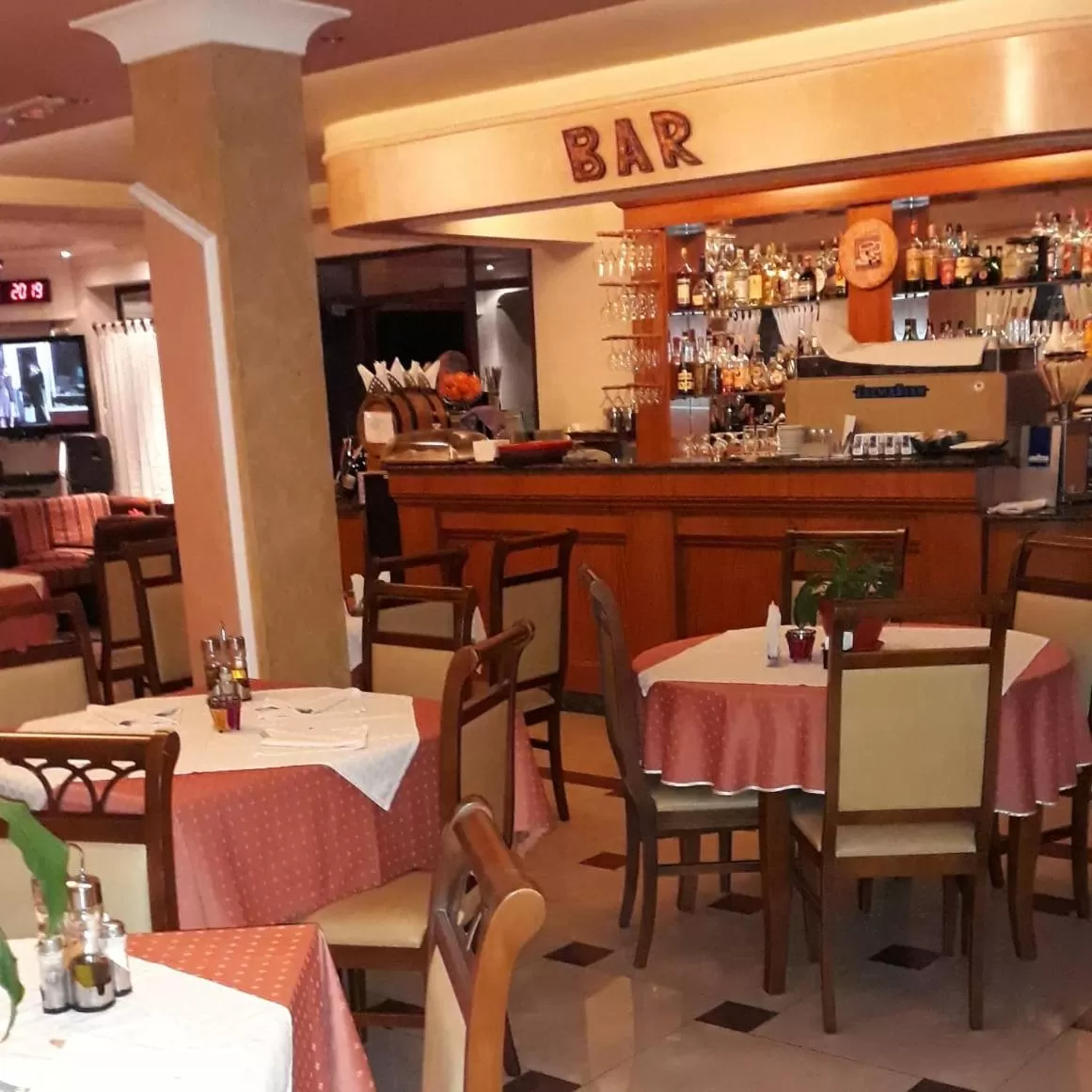 Restaurant/Places to Eat in Drini Hotel