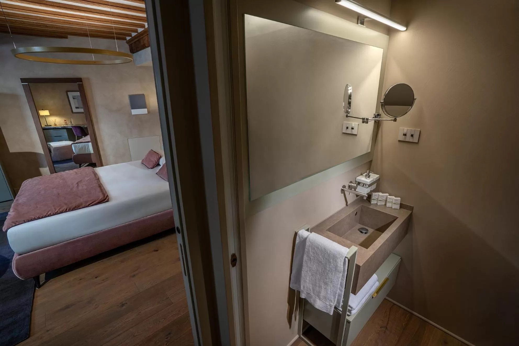 Bathroom, Bed in Il Cortile di San Michele