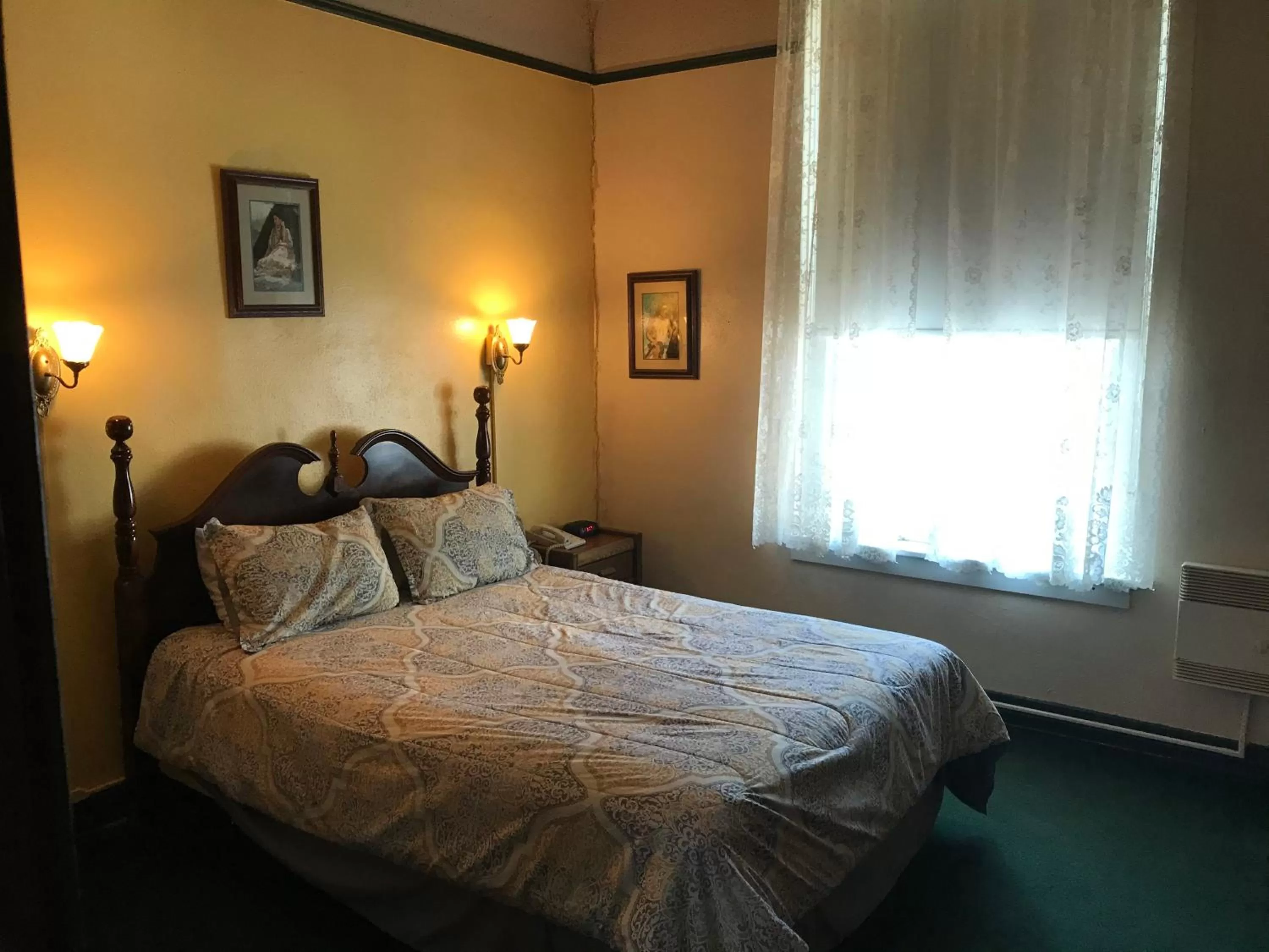 Queen Room - Smoking in Historic Franklin Hotel