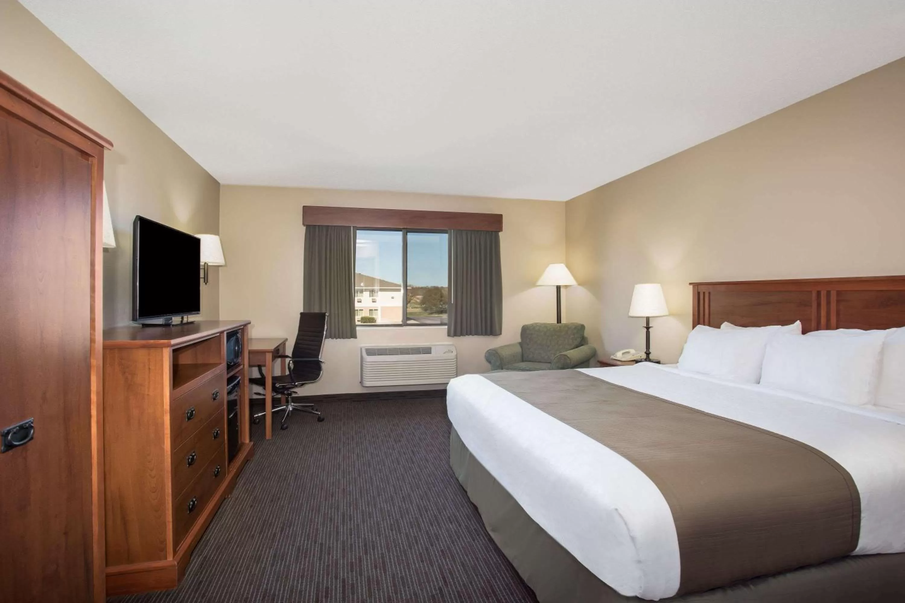 Photo of the whole room, Bed in AmericInn by Wyndham Sioux City