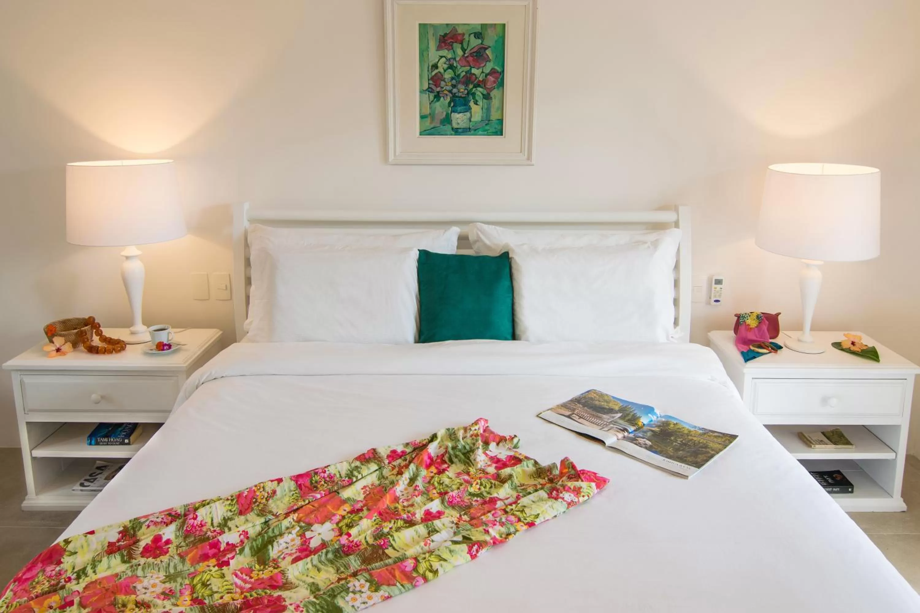 Photo of the whole room, Bed in La Chimère Buzios Essence