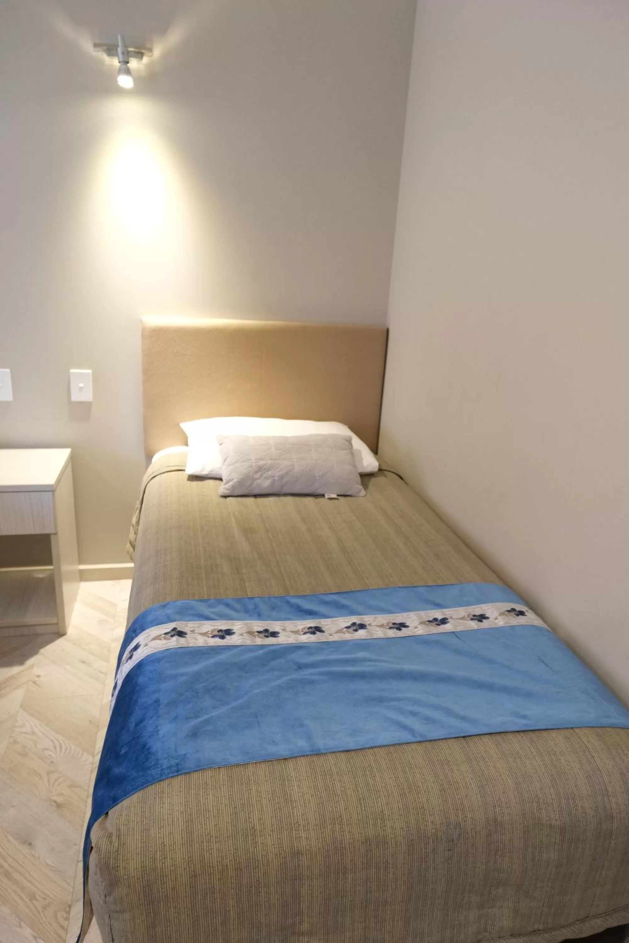 Bed in Sapphire Palms Motel