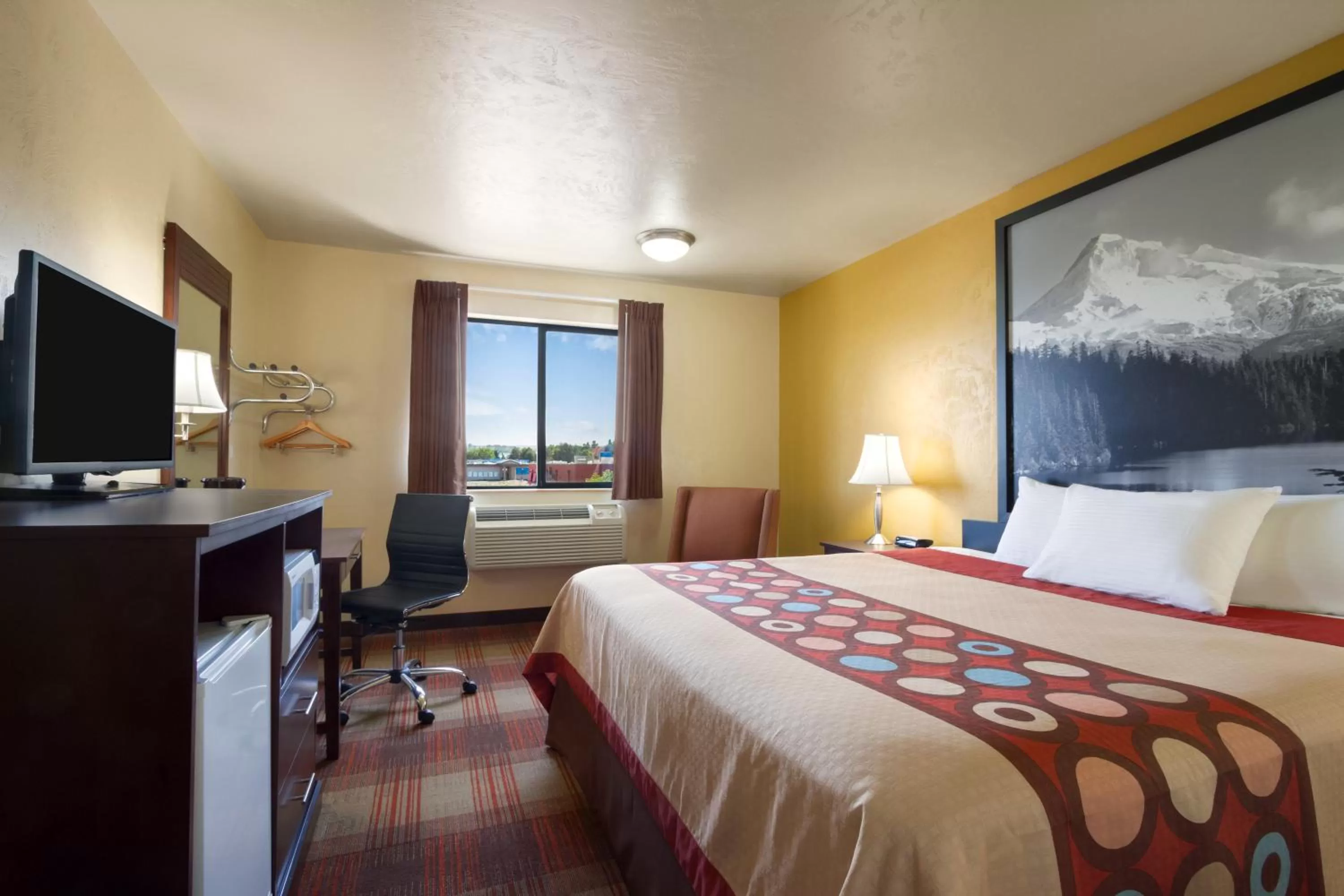 Photo of the whole room, Bed in Super 8 by Wyndham Kennewick