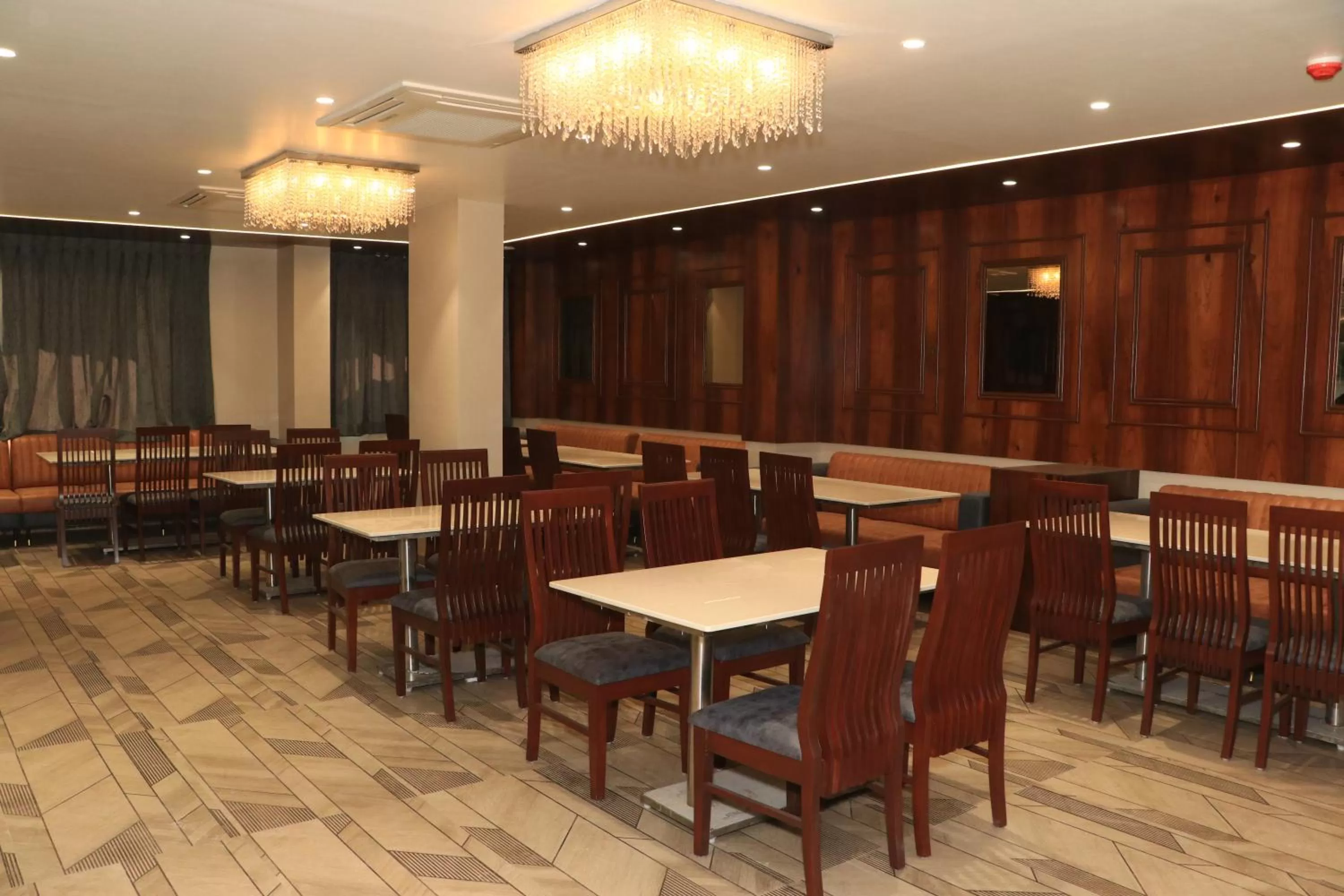 Restaurant/places to eat in Hotel Rudra Royals