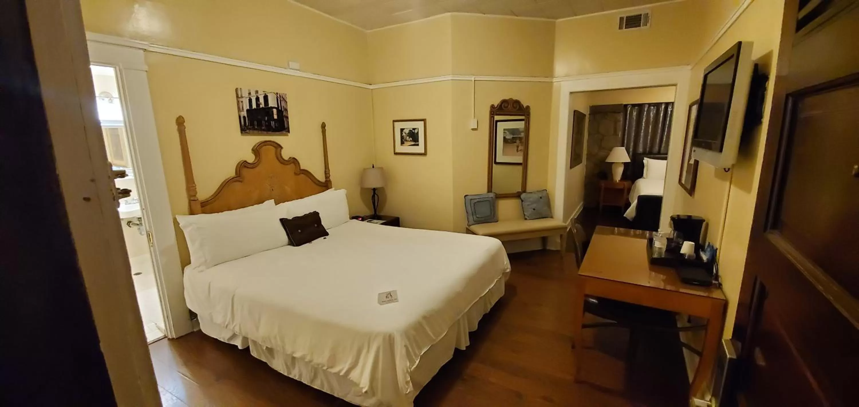 Photo of the whole room, Bed in Glen Tavern Inn