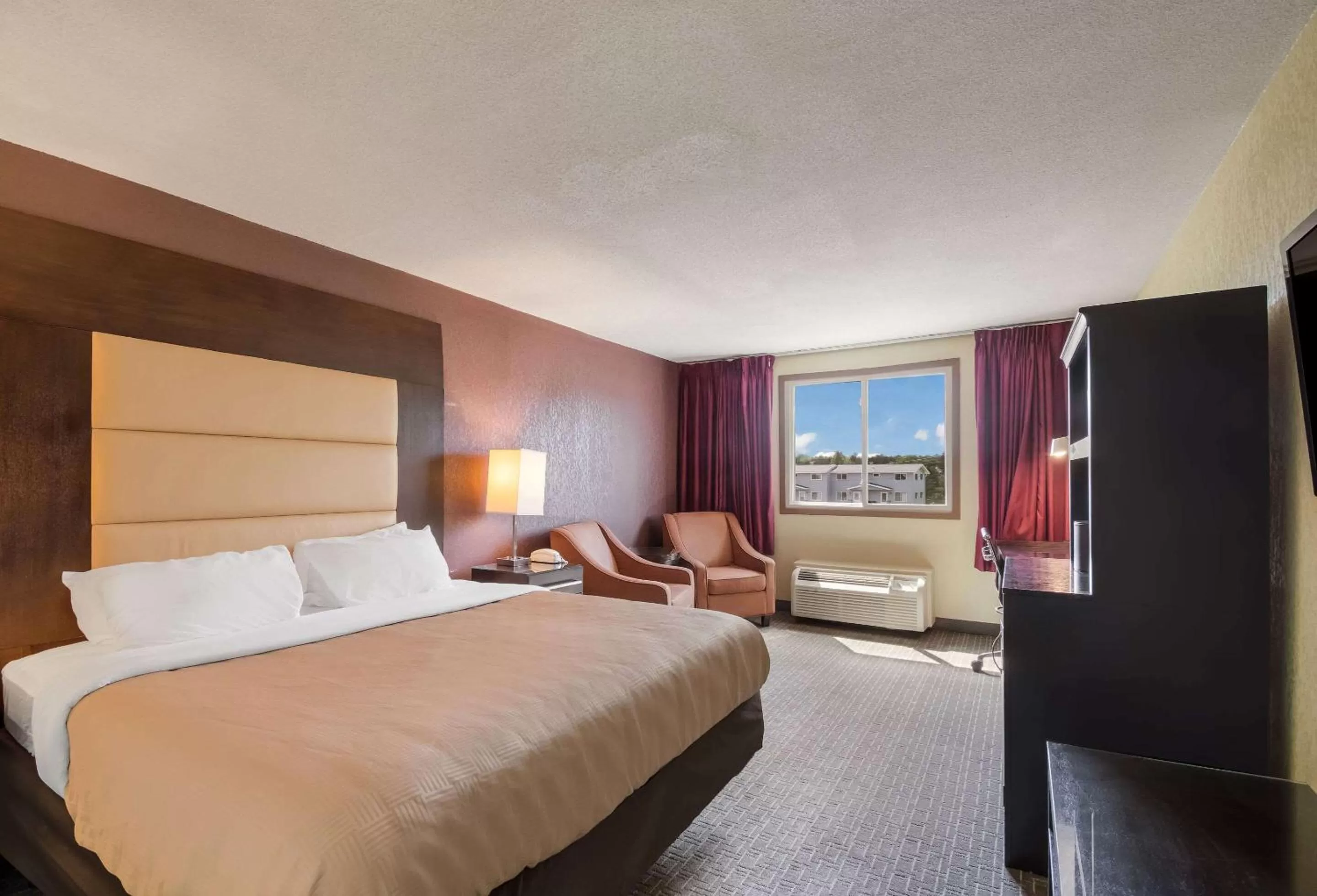 Bedroom in Clarion Inn