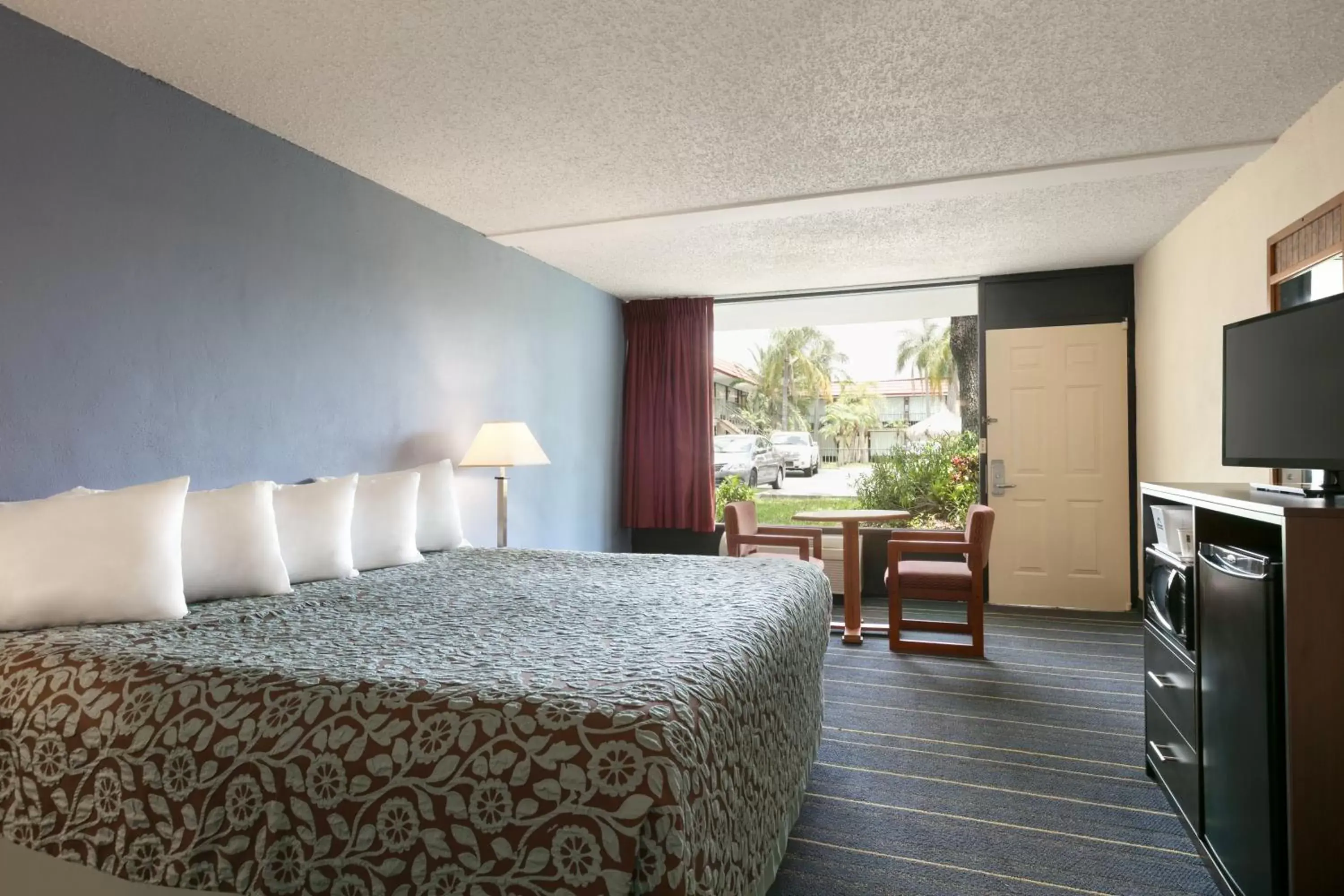 Superior King Room - Mobility Access with Roll In Shower/Non-Smoking in Days Inn by Wyndham Clearwater/Central Superior King Room - Mobility Access with Roll In Shower/Non-Smoking in Days Inn by Wyndham Clearwater/Central