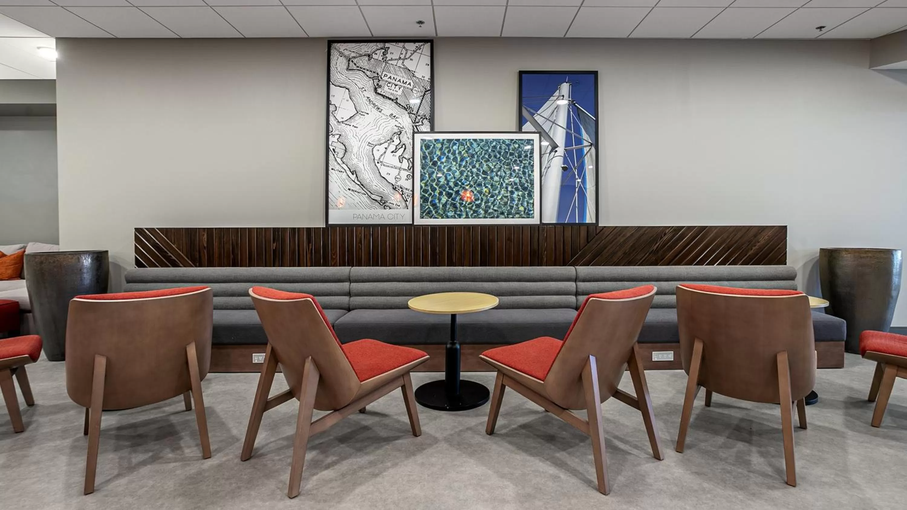 Lounge or bar in Holiday Inn Panama City by IHG