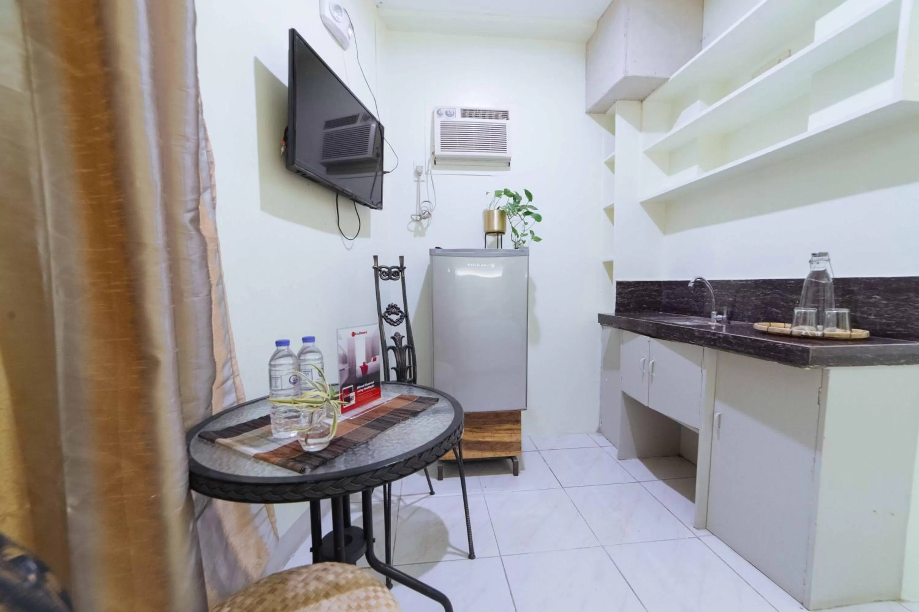 Bedroom in RedDoorz @ Ledesco Avenue Lapaz Iloilo