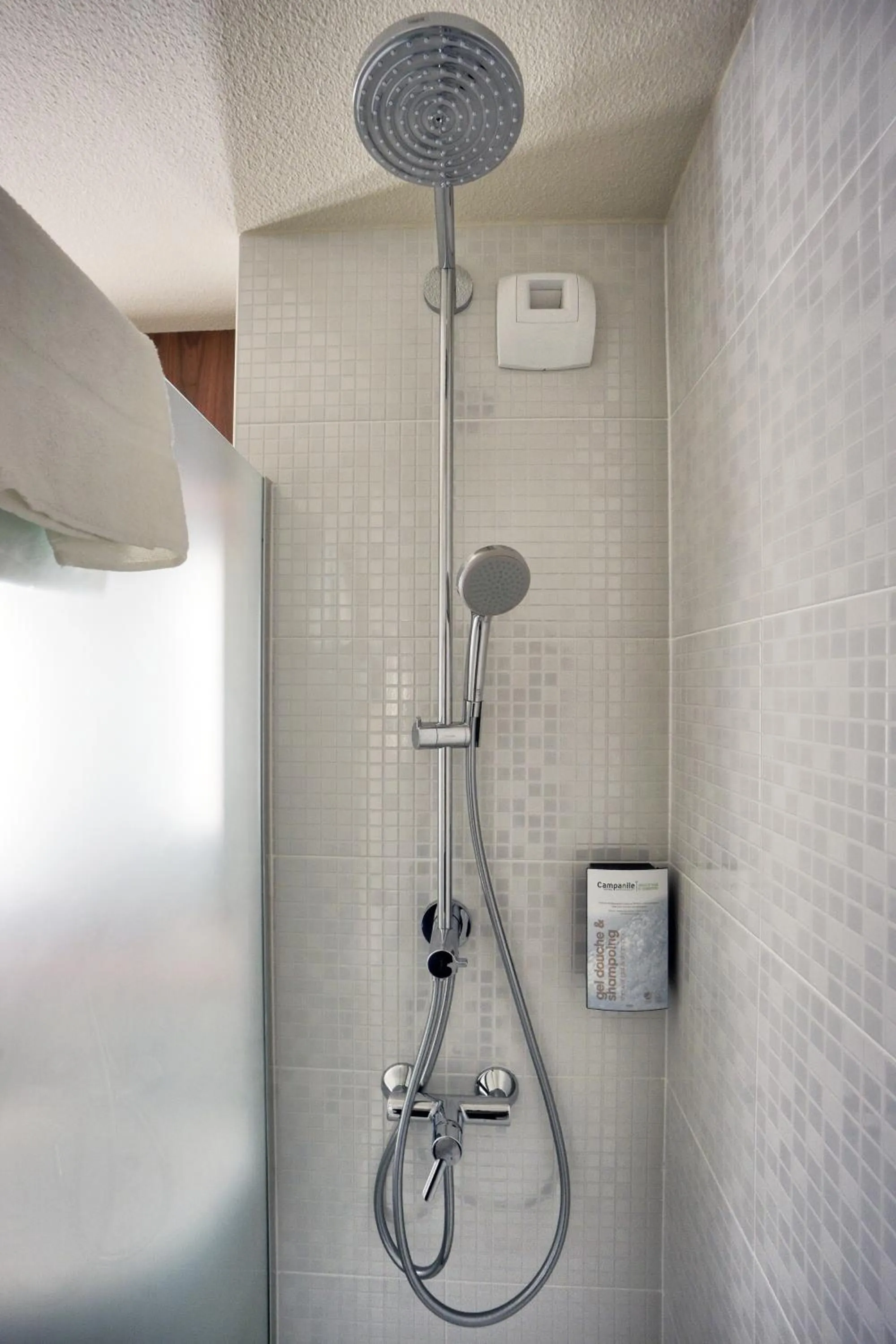 Shower in Campanile Paris Ouest - Chaville