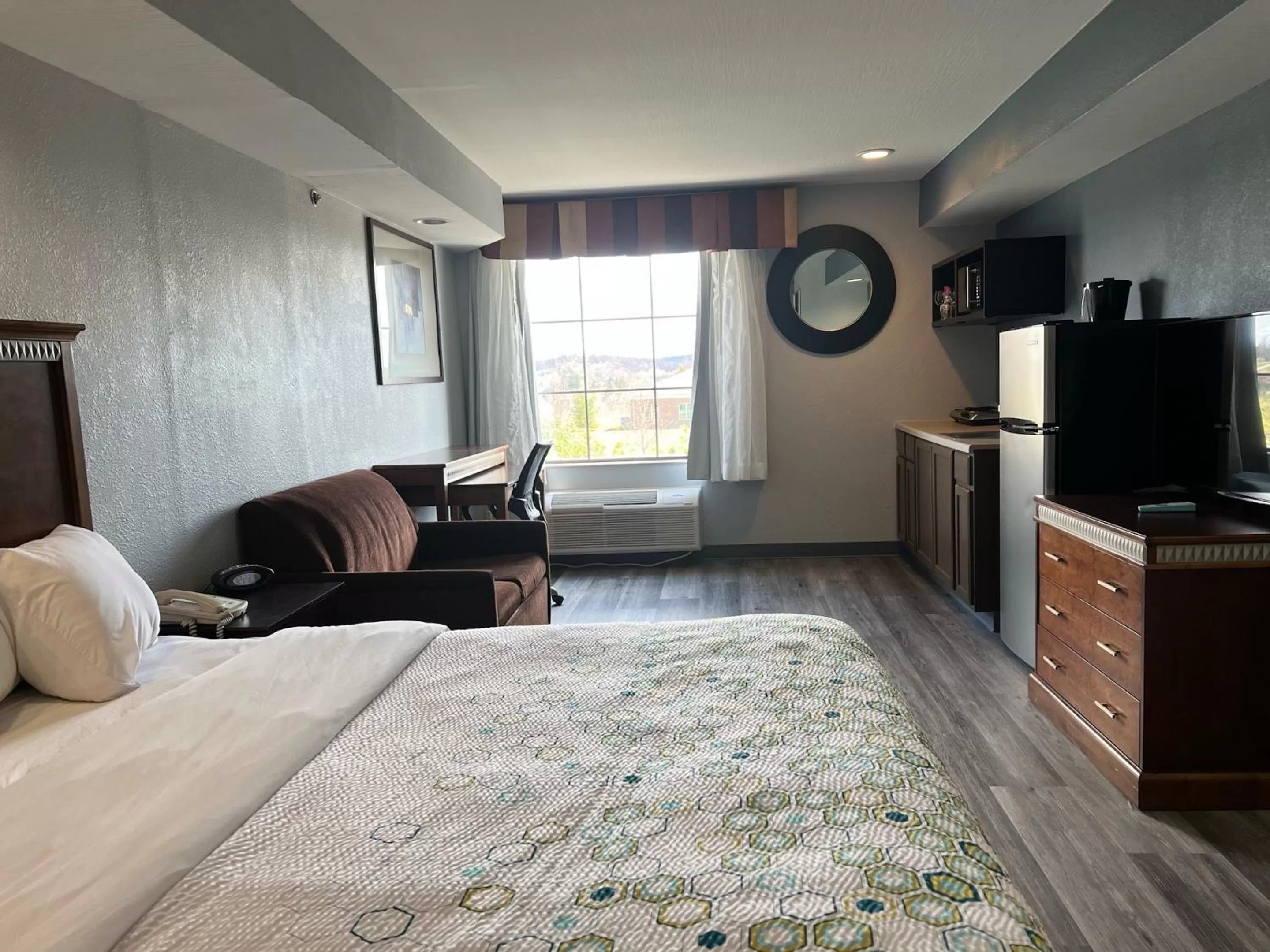 Photo of the whole room, Bed in HomeTowne Studios & Suites by Red Roof Washington