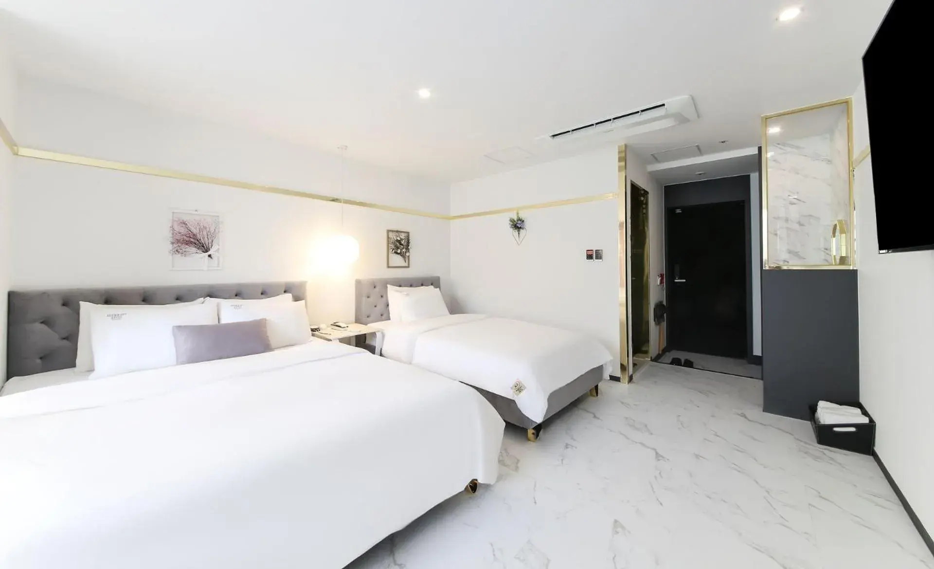 Deluxe Twin Room with Half-Beach View in Brown-Dot Hotel Songdo Deluxe Twin Room with Half-Beach View in Brown-Dot Hotel Songdo