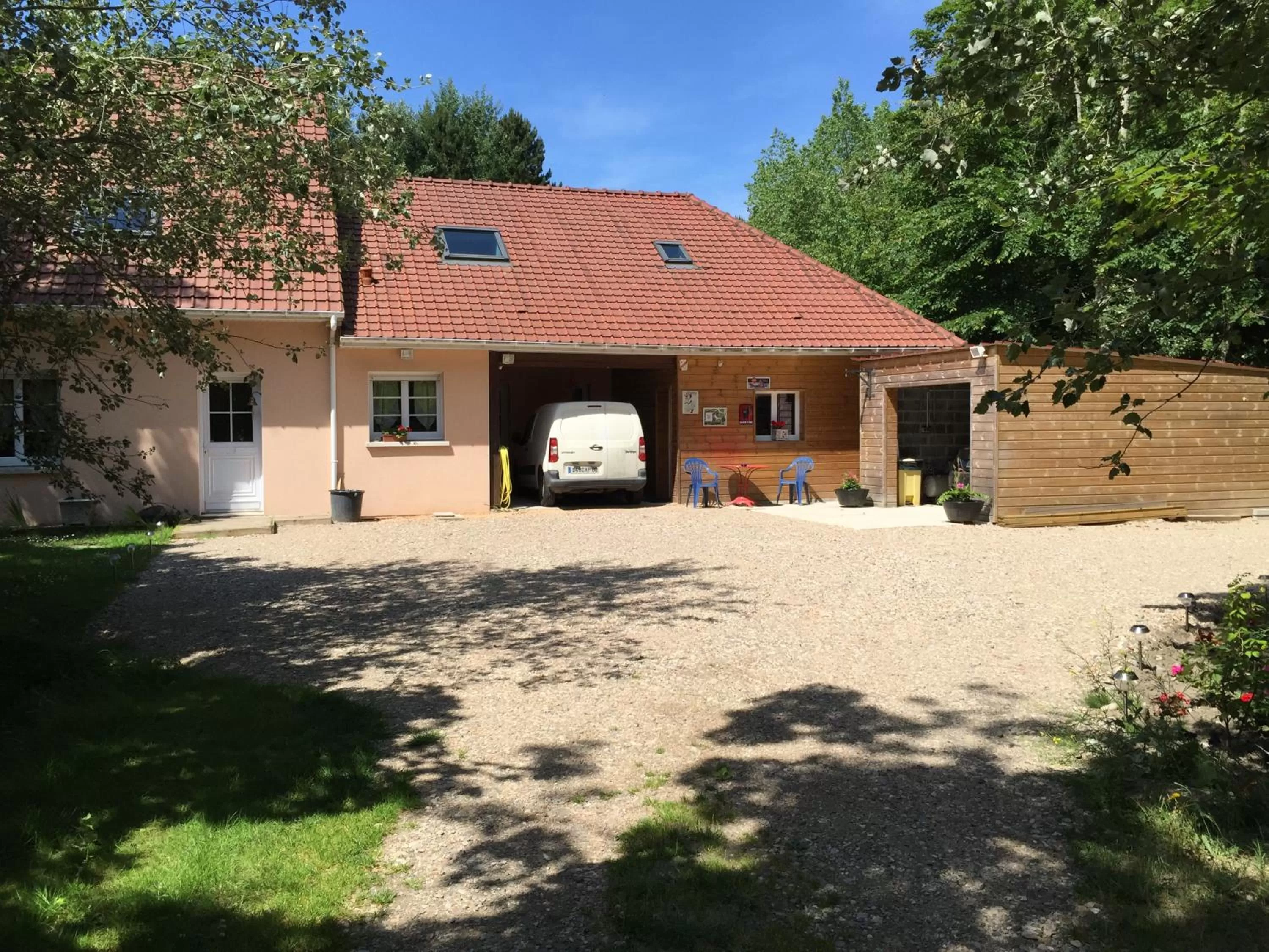 Facade/entrance in La Caronnière