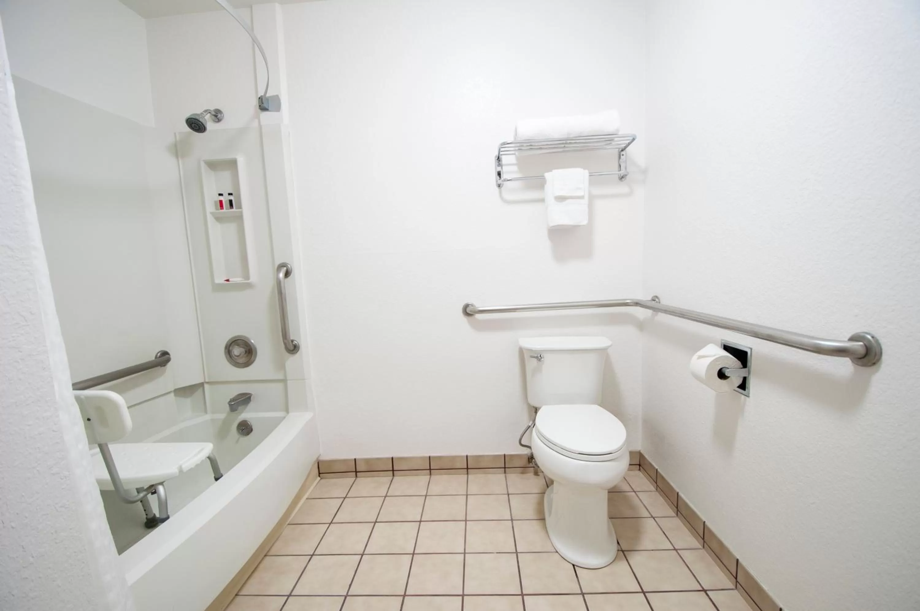 Shower in Quality Inn Wenatchee-Leavenworth