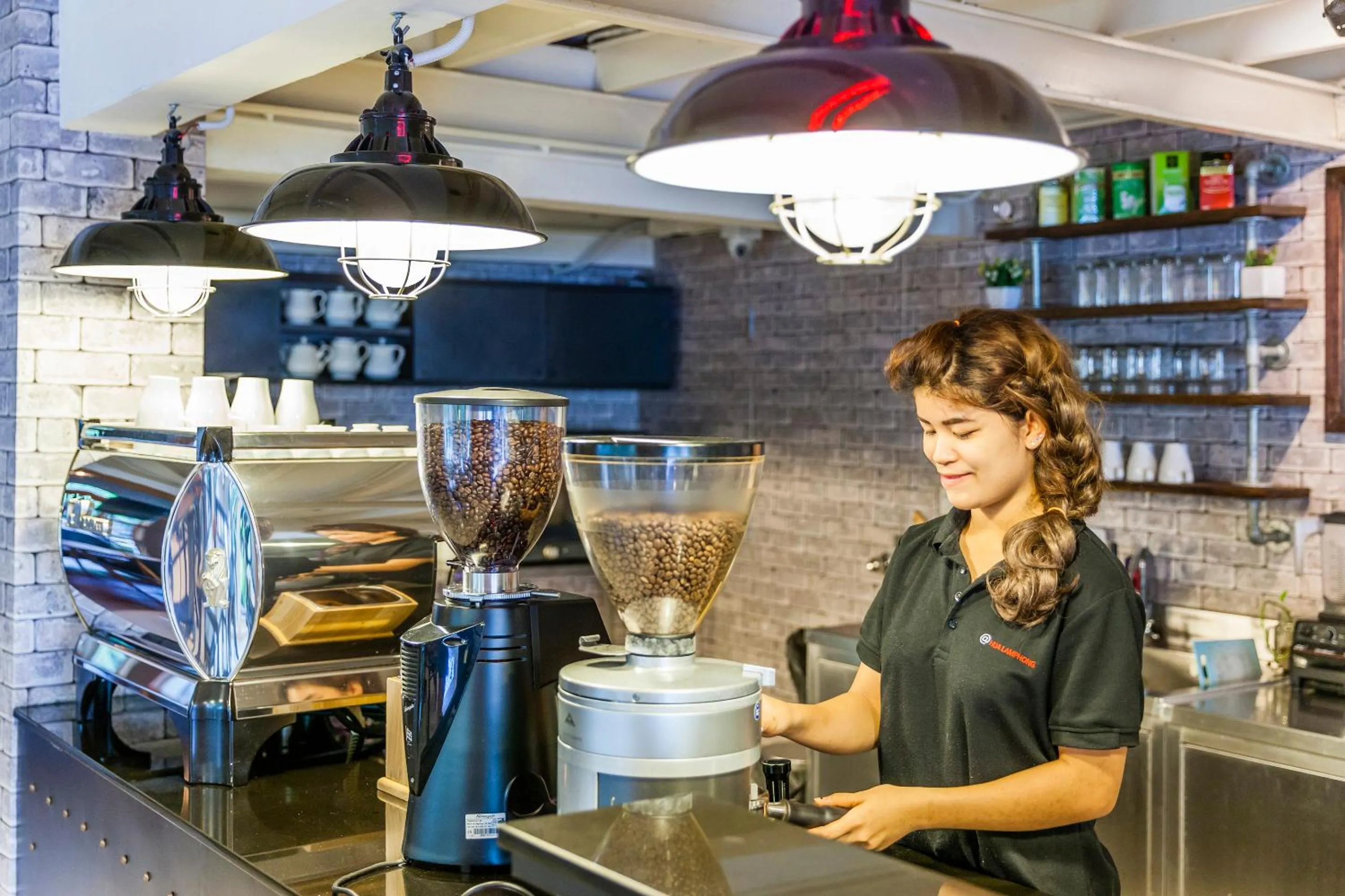 Restaurant/places to eat in At Hua Lamphong Hotel