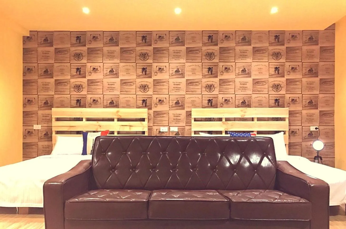 Photo of the whole room, Bed in Urban