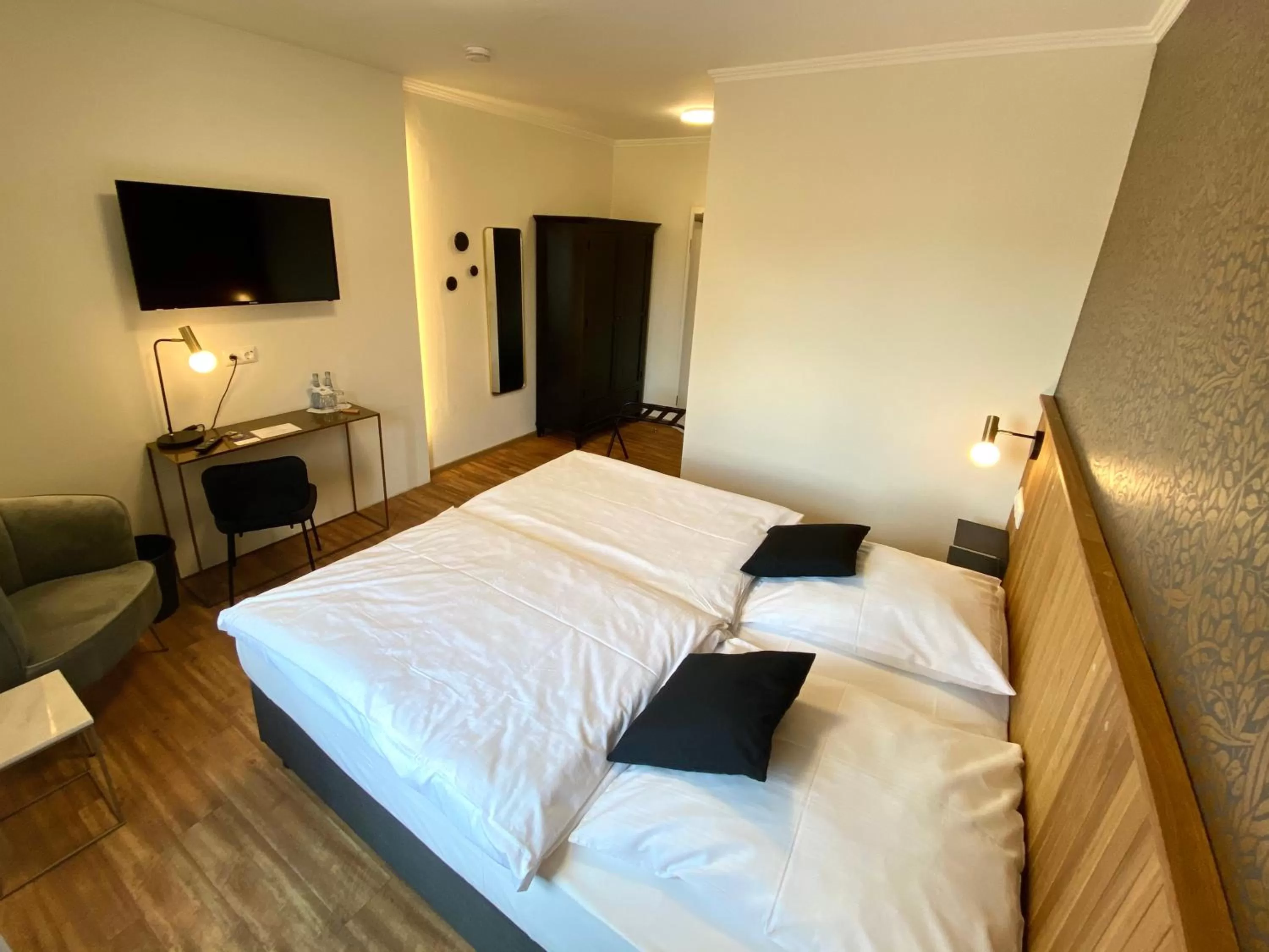 Bedroom, Bed in Hotel Deutsches Haus