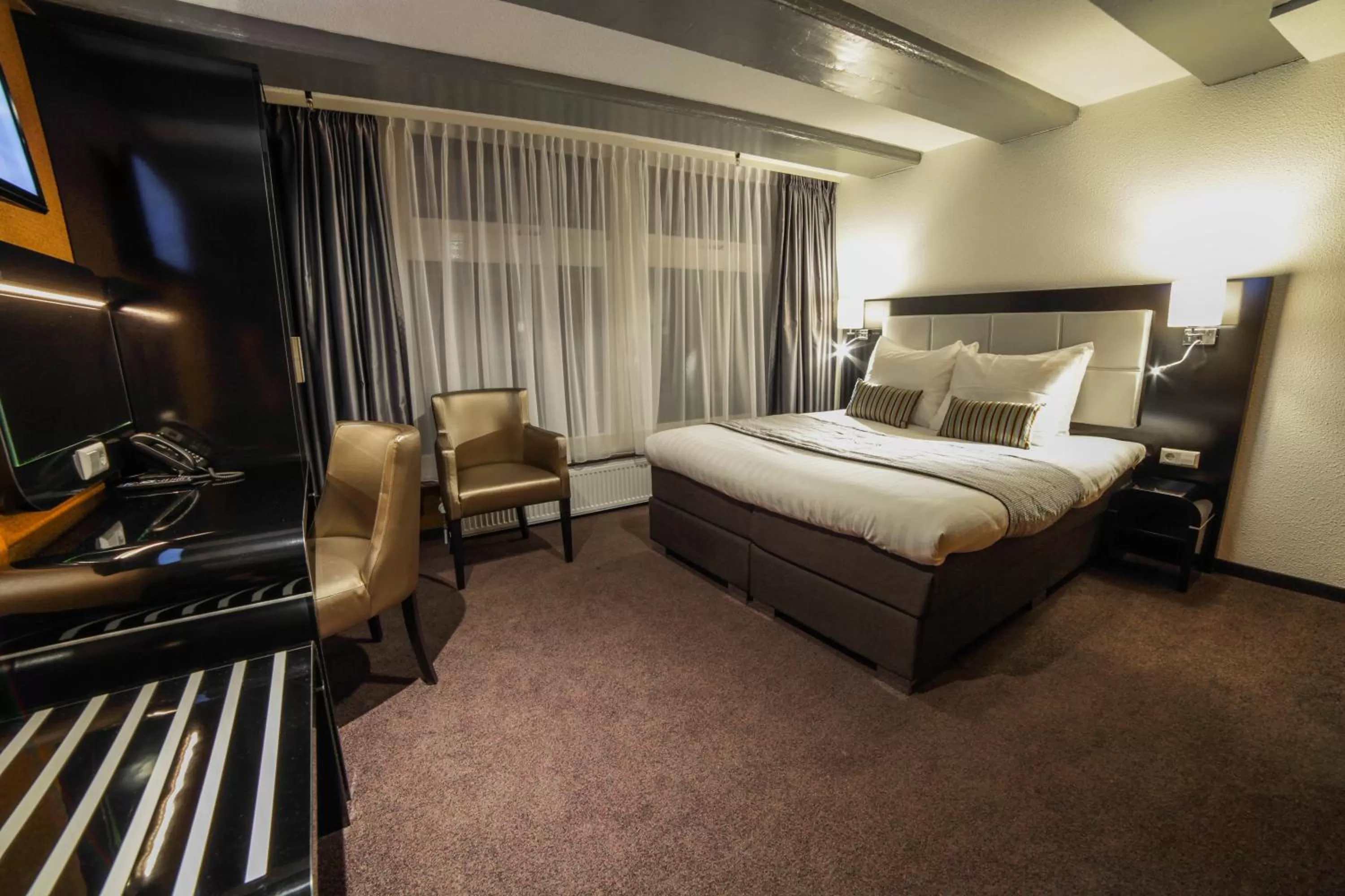 Photo of the whole room, Bed in Hotel Mansion