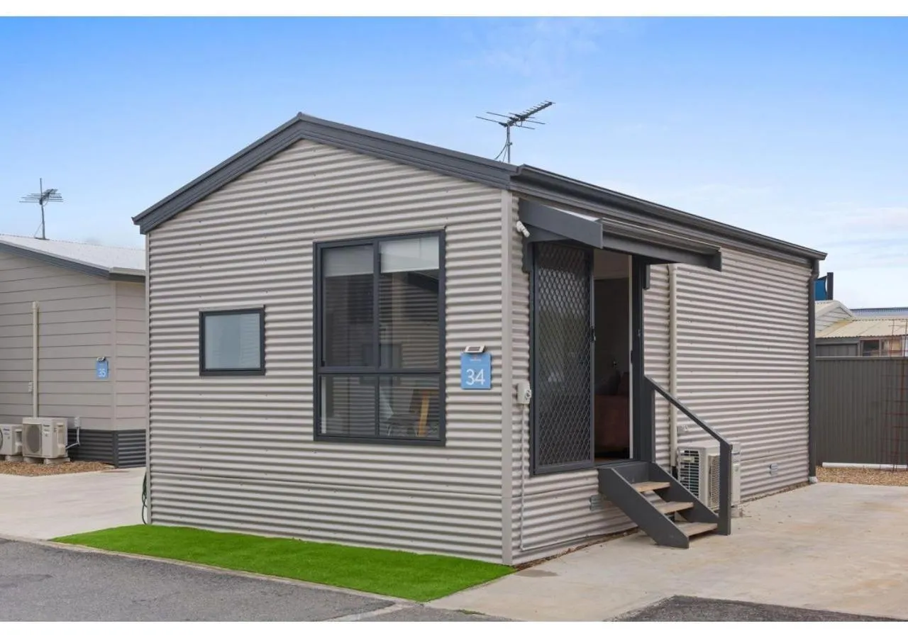 Superior 2 Bedroom Cabin - Sleeps 4 in Discovery Parks - Geelong
