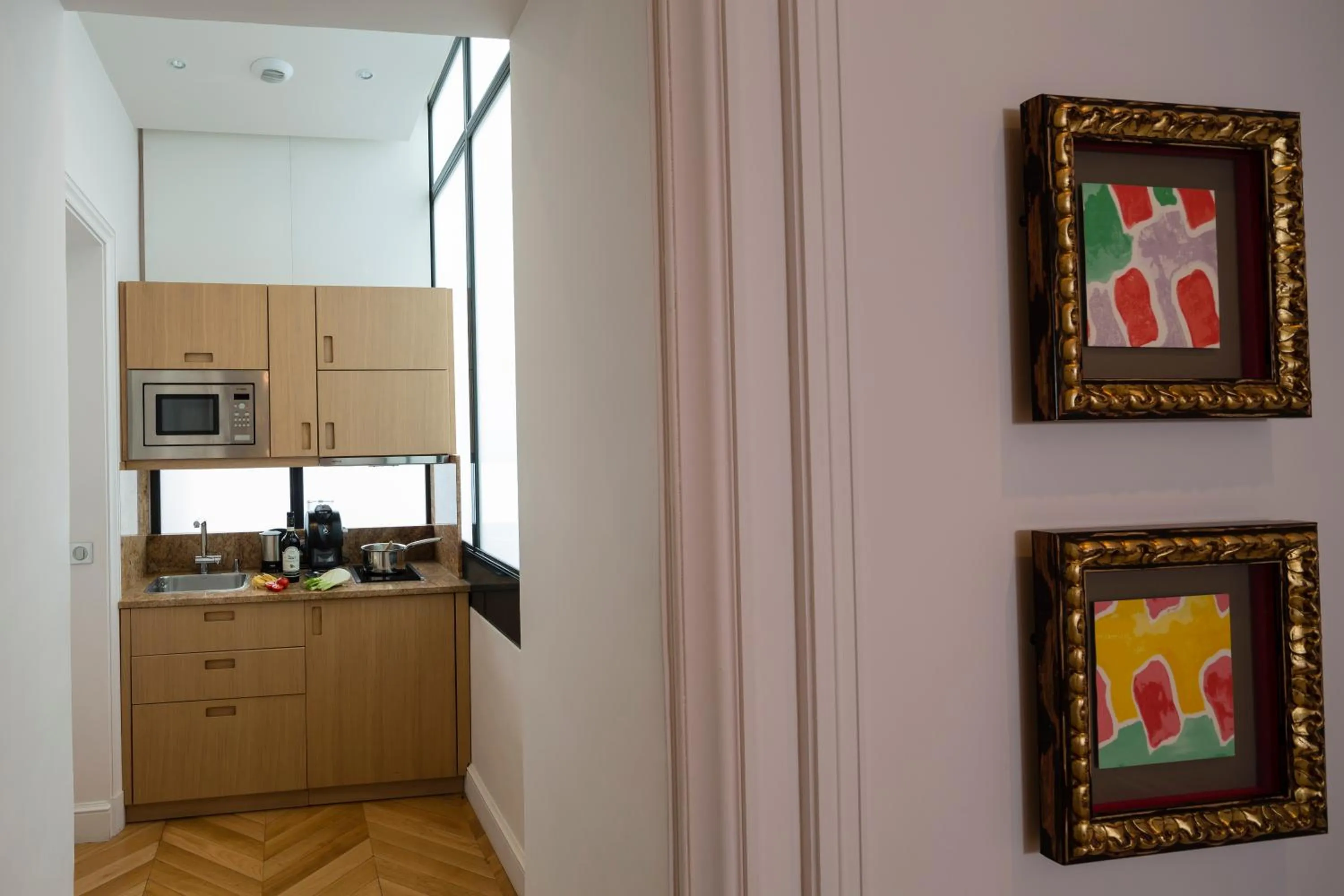 Kitchen or kitchenette in Majestic Hotel Spa - Champs Elysées