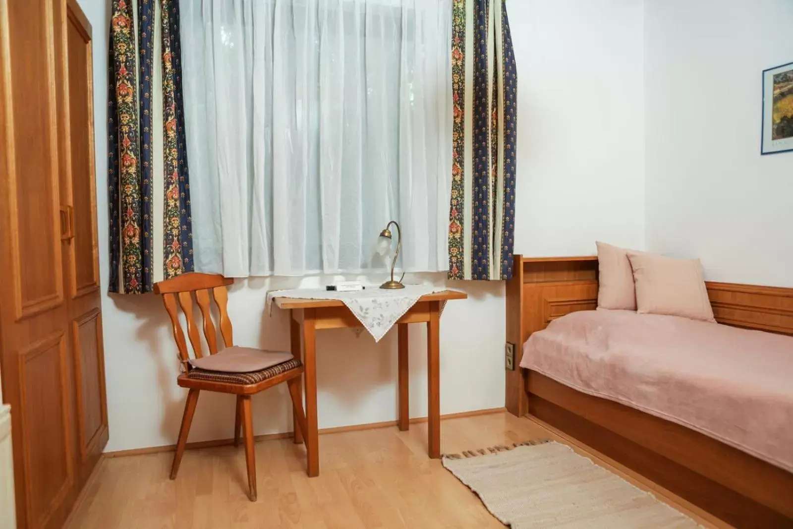 Single Room with Bath - single occupancy in Pension Welserhof Single Room with Bath - single occupancy in Pension Welserhof