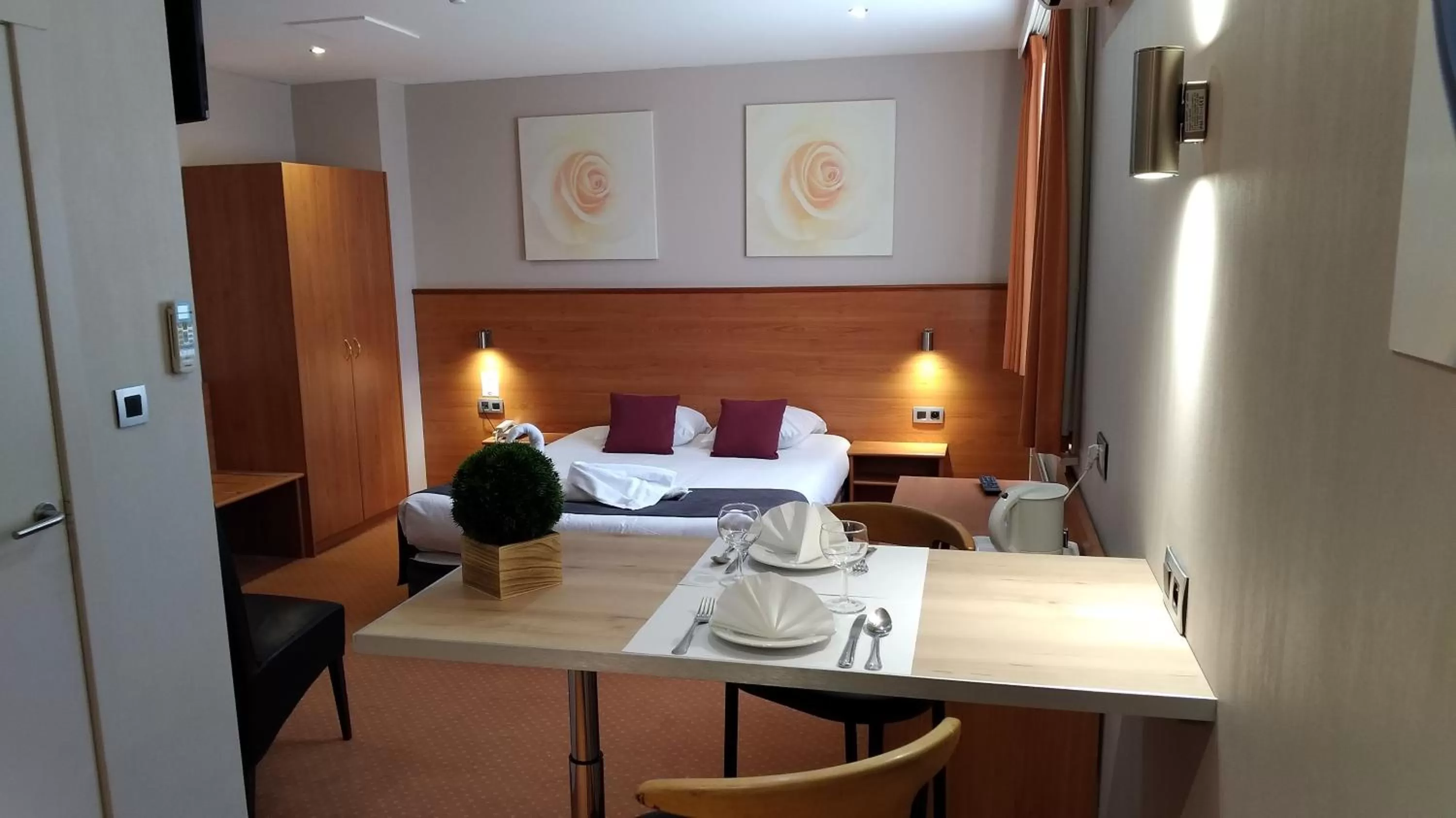 Photo of the whole room, Bed in Value Stay Menen