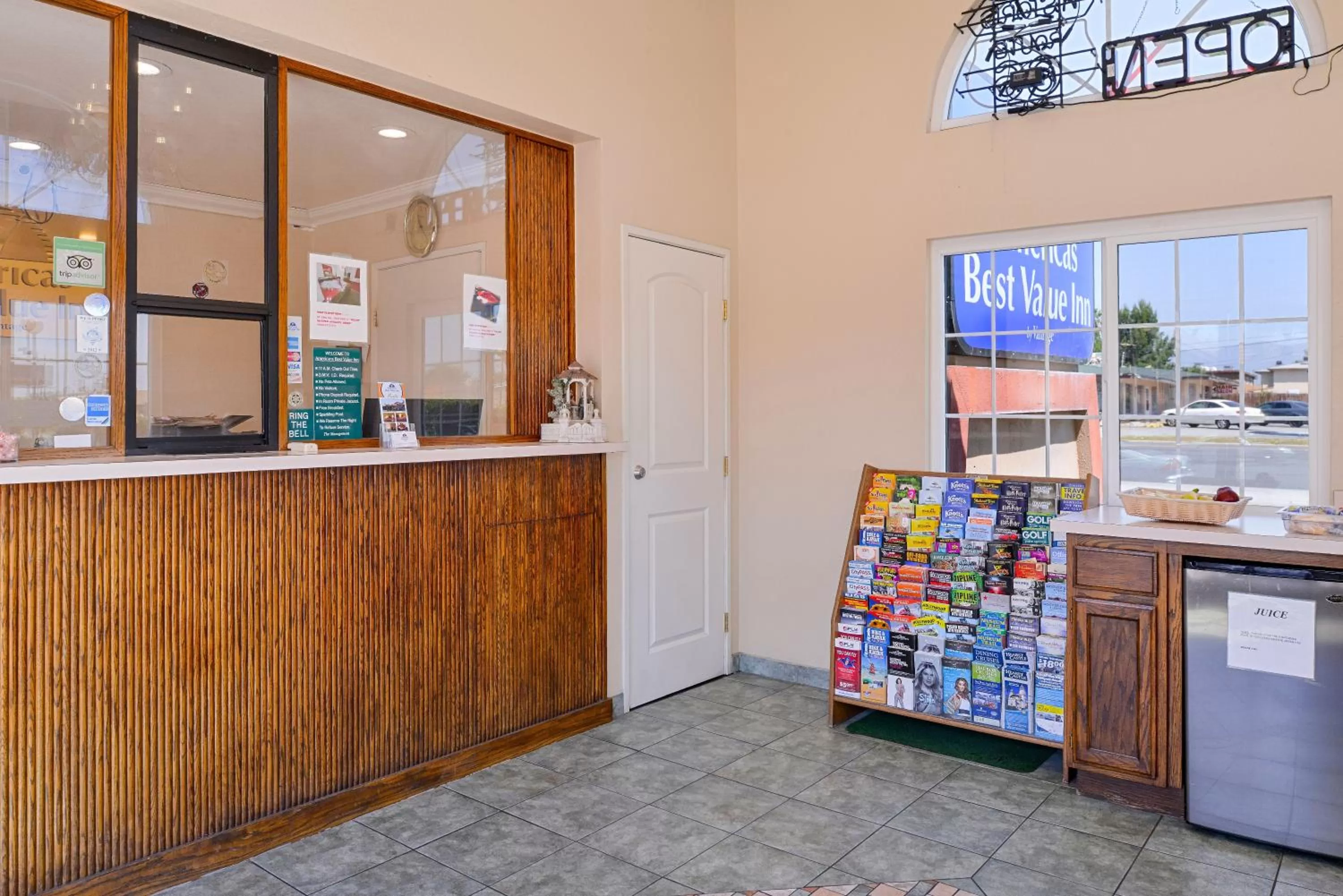 Breakfast in Americas Best Value Inn-Rialto