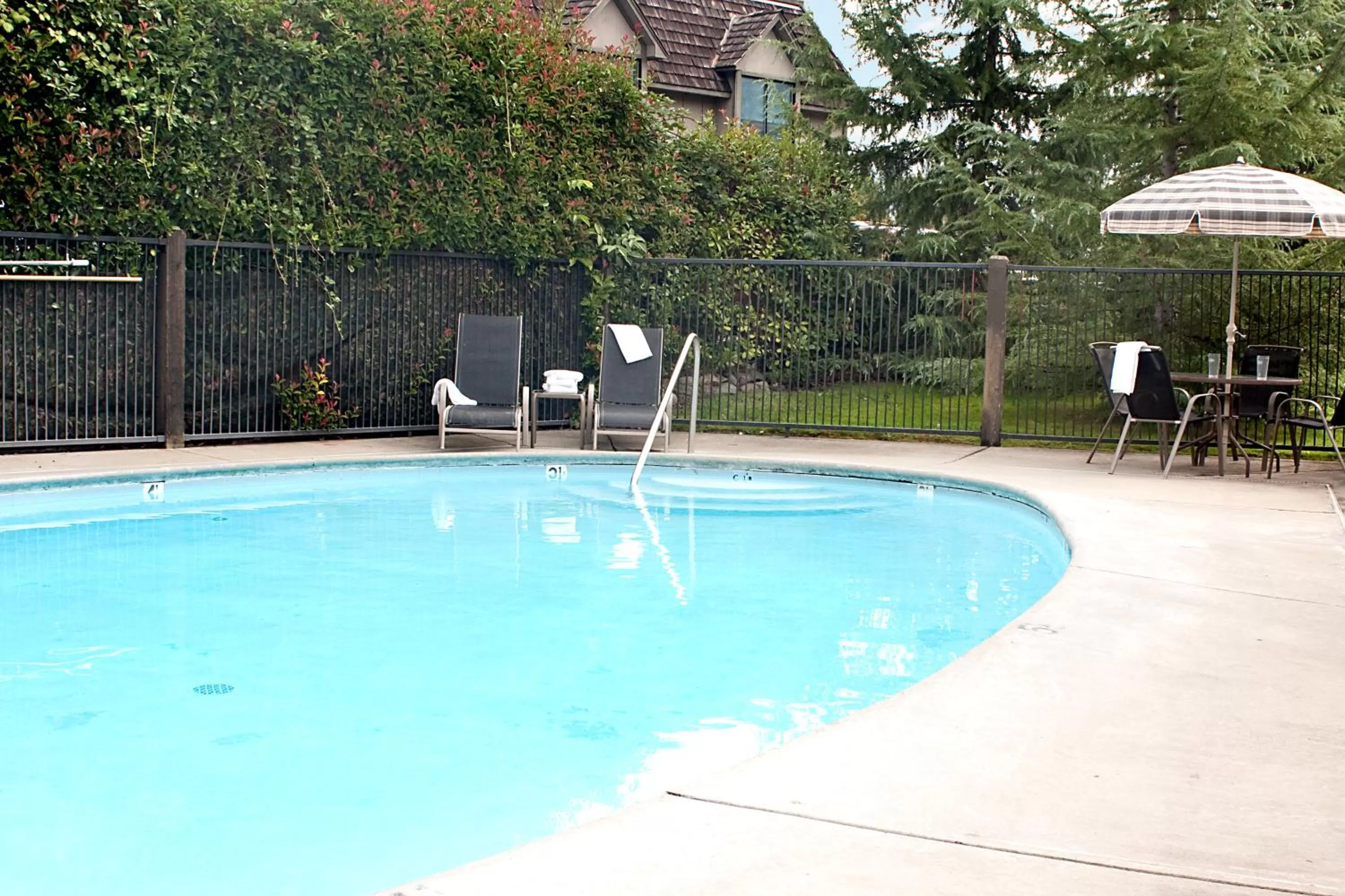 Swimming pool in Riverside Inn