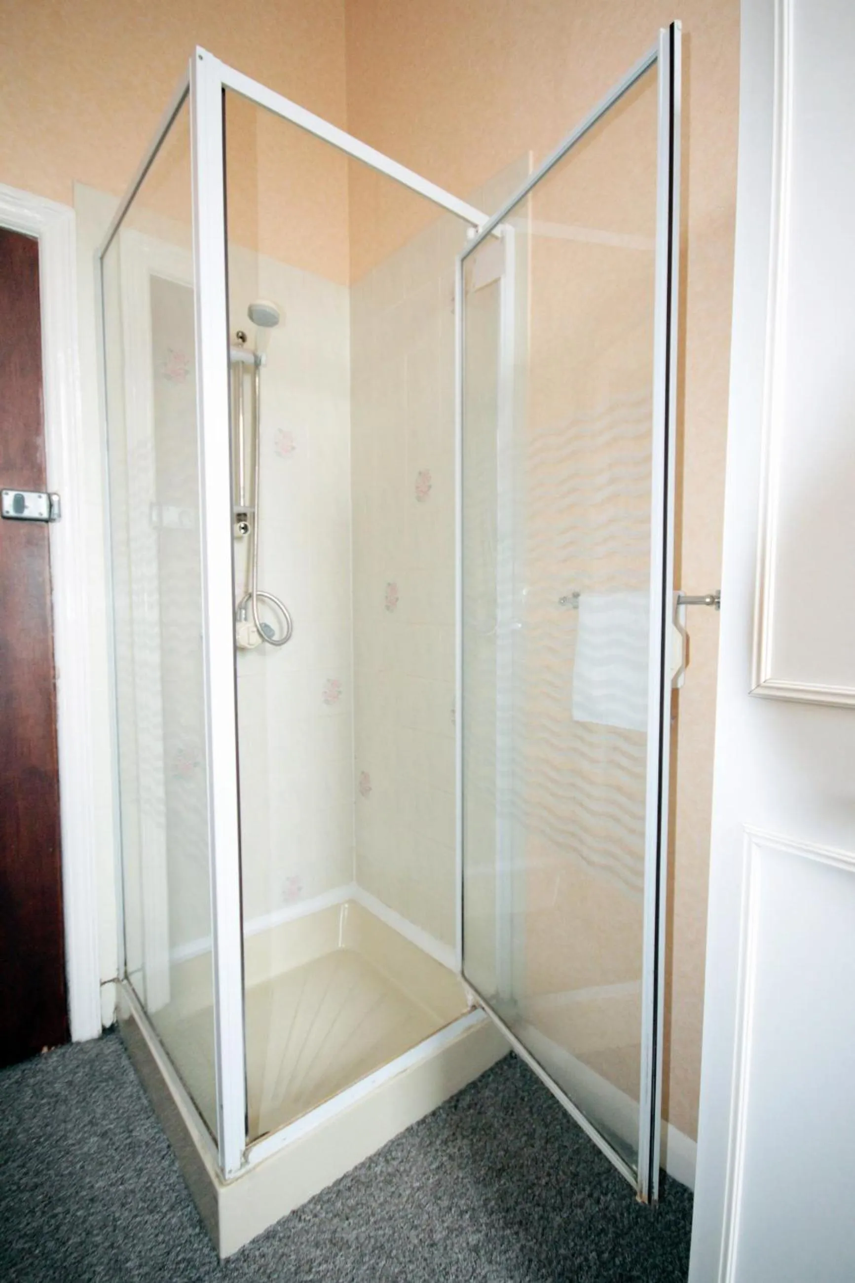 Bathroom in OYO Marine Parade Hotel, Eastbourne Pier