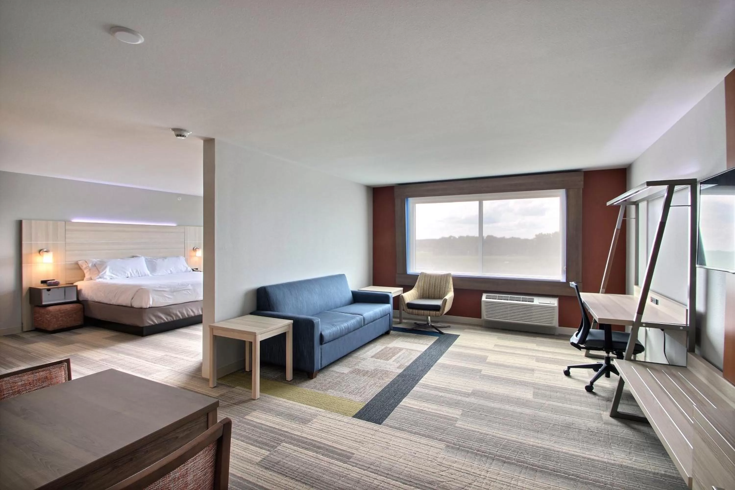 Photo of the whole room, Bed in Holiday Inn Express & Suites Fond Du Lac by IHG