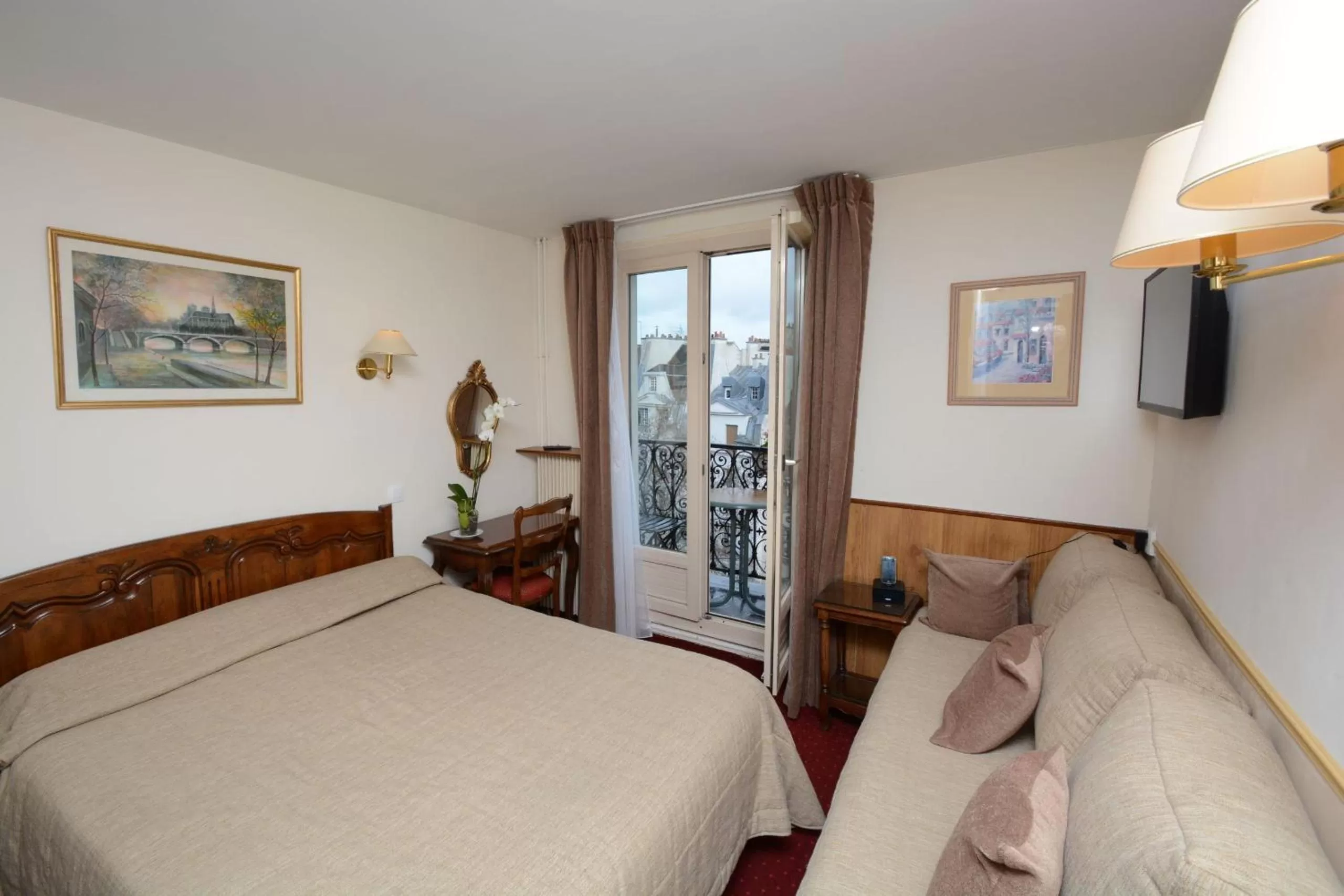 Photo of the whole room, Bed in Familia Hotel