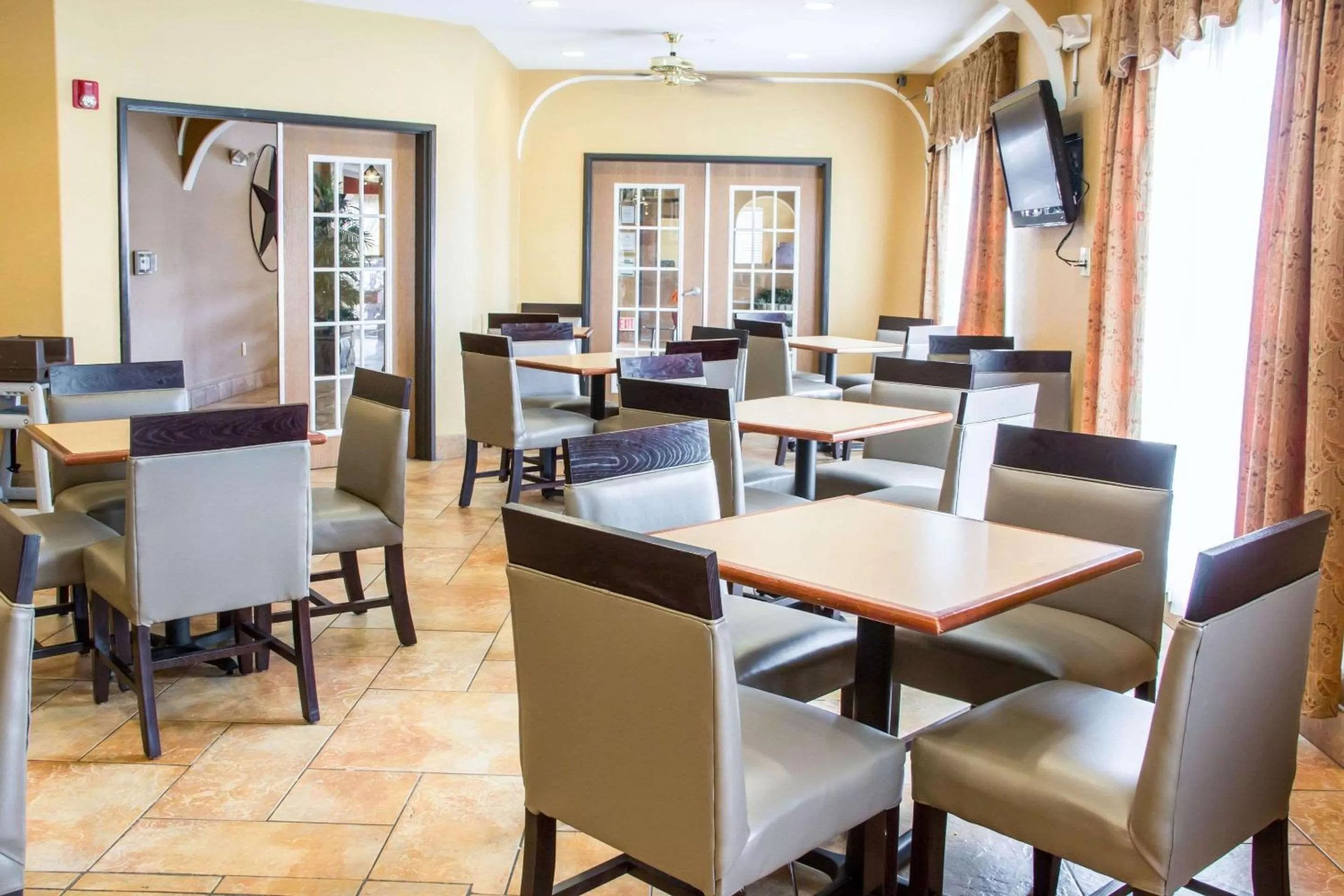 Breakfast in Comfort Suites San Antonio Near Seaworld