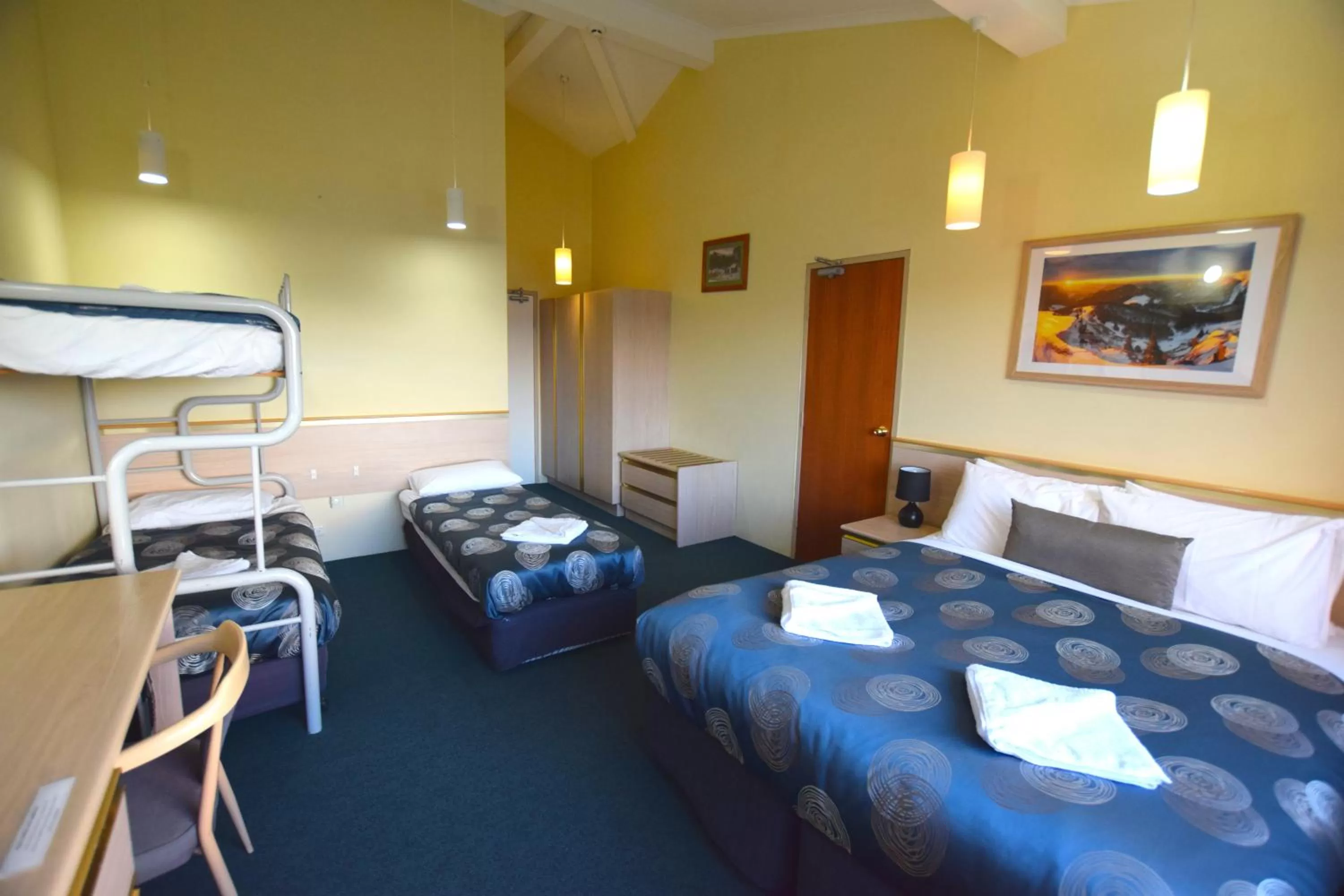 Photo of the whole room, Bed in Alpine Resort Motel