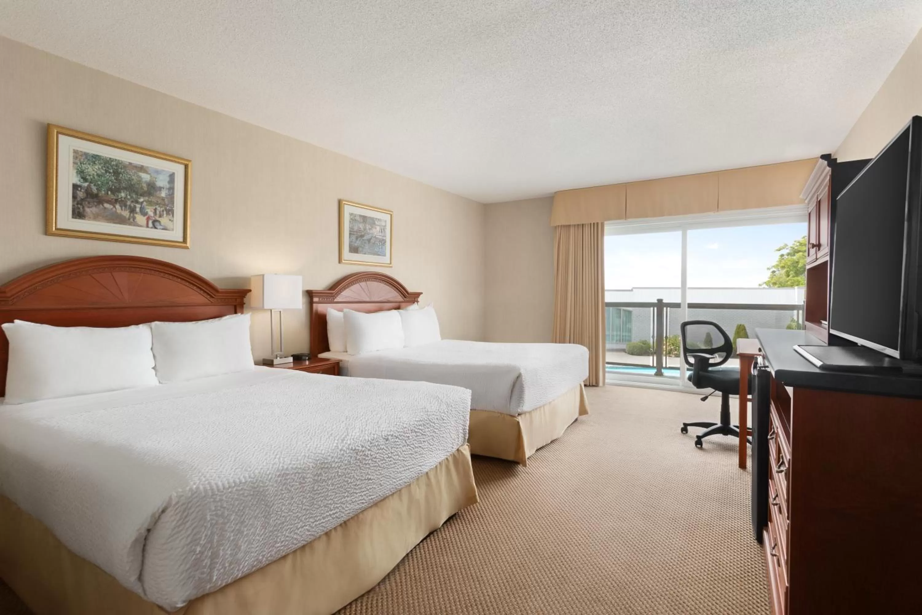 Photo of the whole room, Bed in Days Inn by Wyndham London