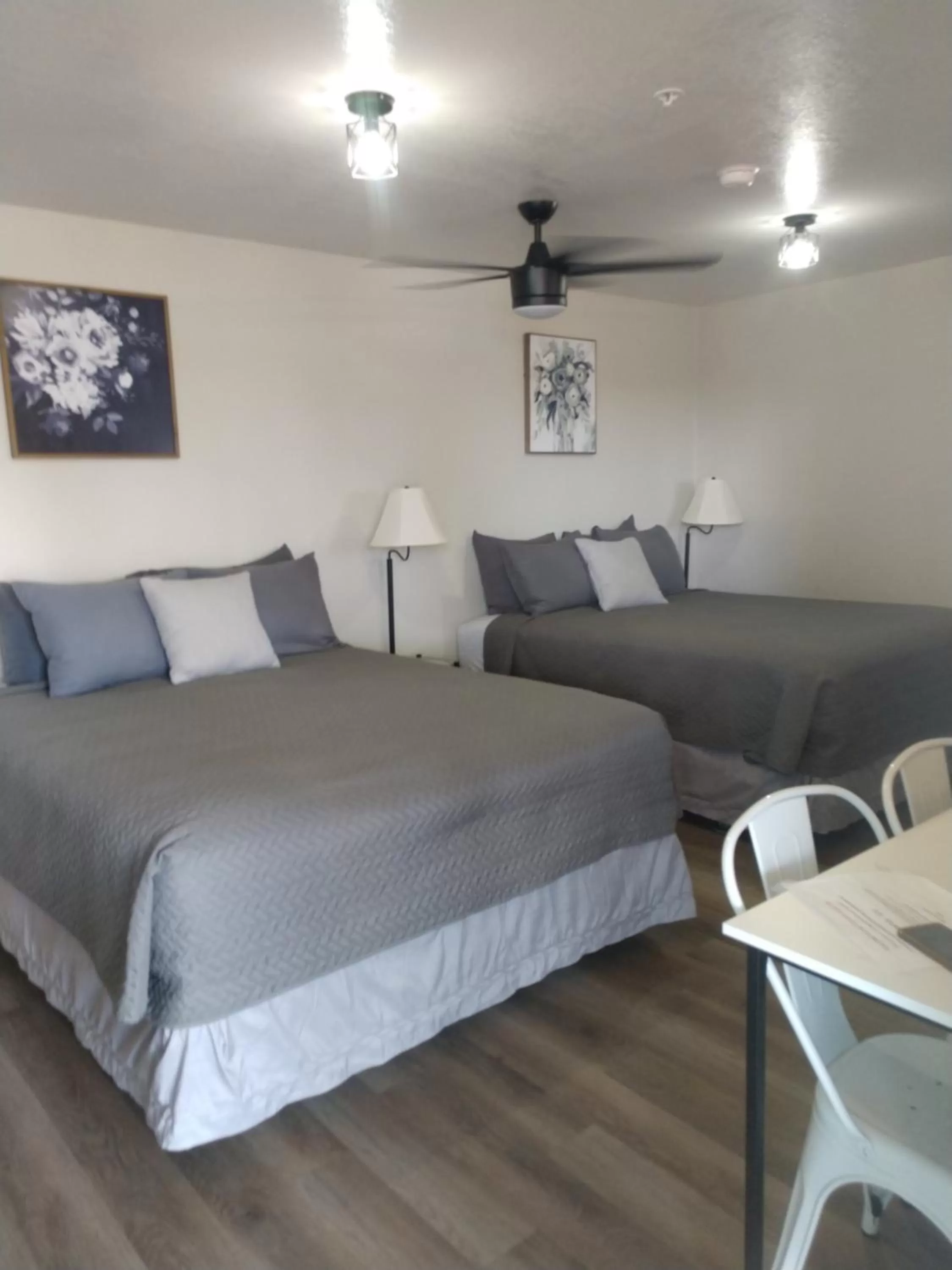 Bed in Red Rock Motel and Dam Motel