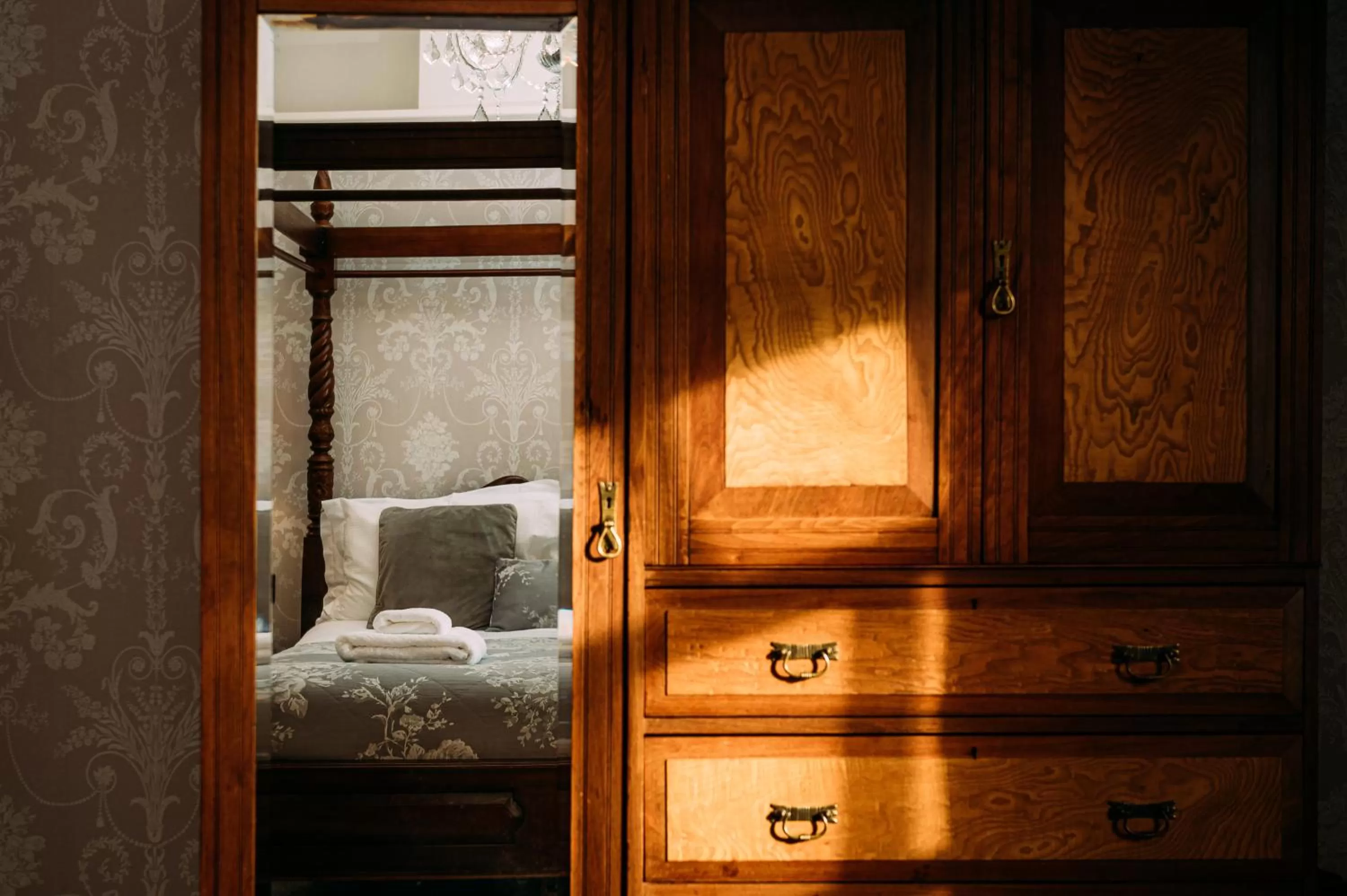 Bedroom, Bed in The Queens Hotel