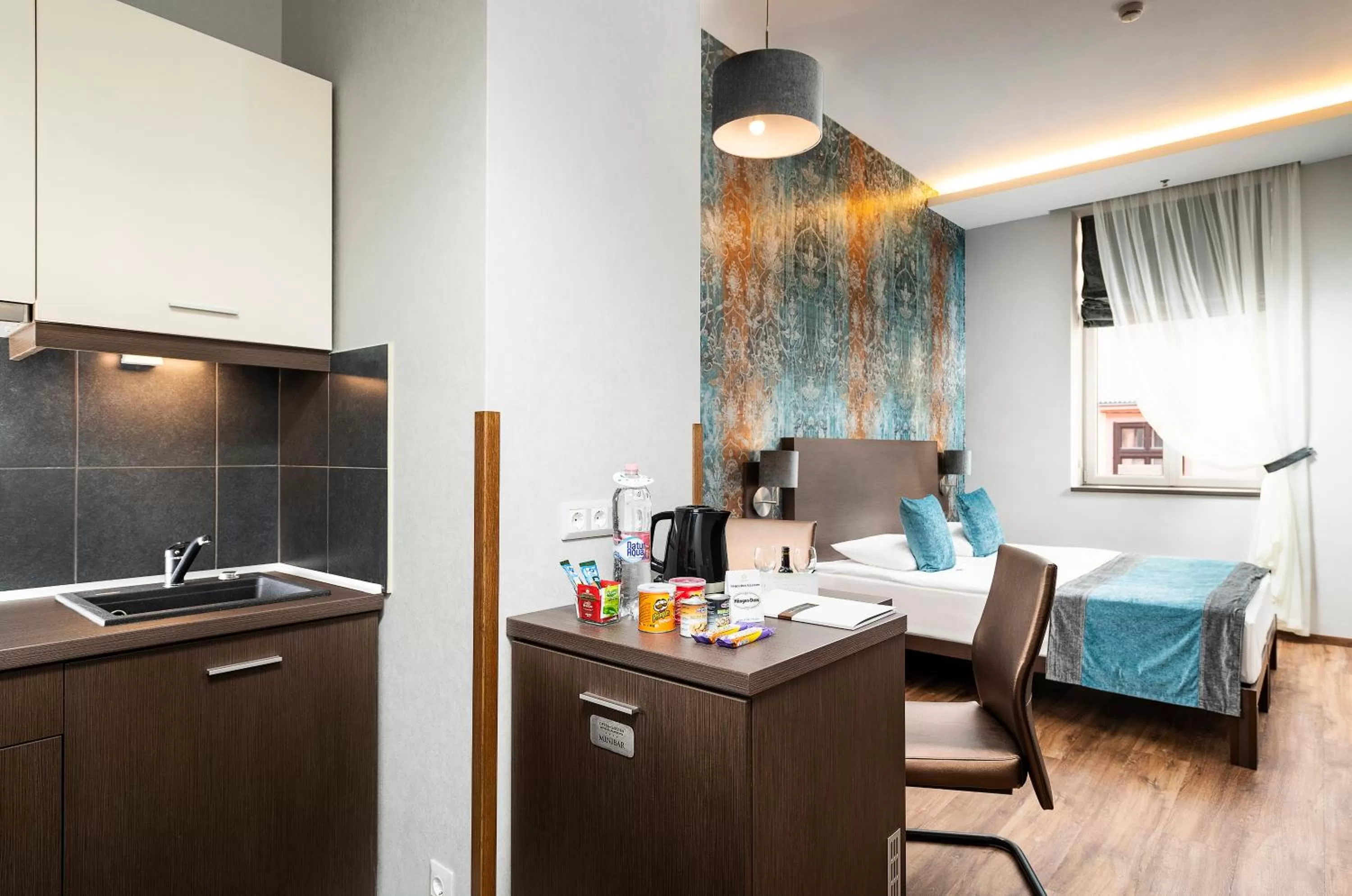 Kitchen or kitchenette, Bed in Opera Garden Hotel & Apartments