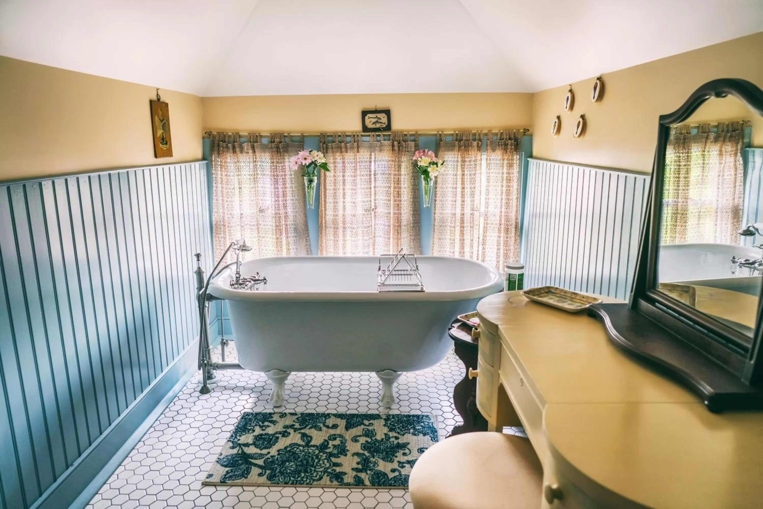 Patio in Hummingbird Inn