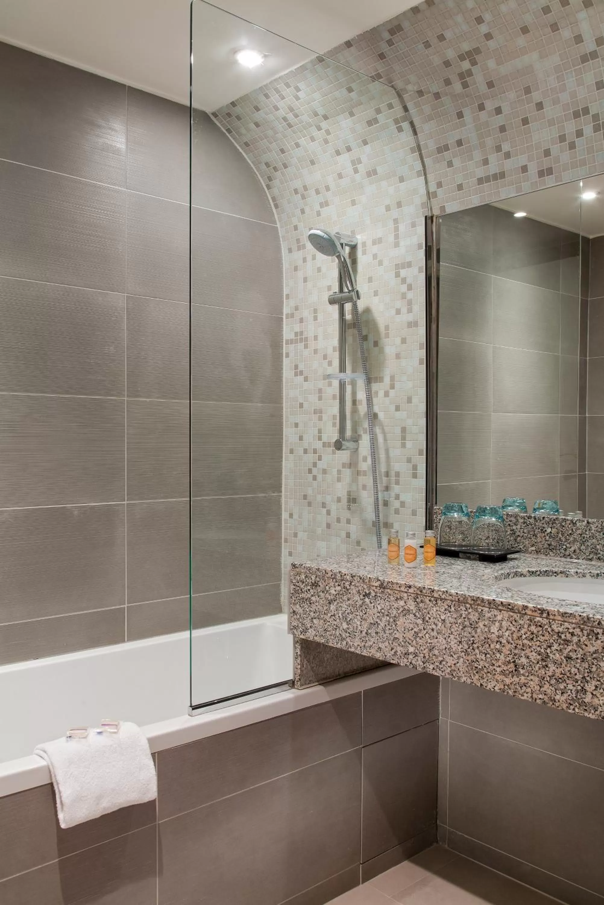 Bathroom in Timhotel Opéra Blanche Fontaine