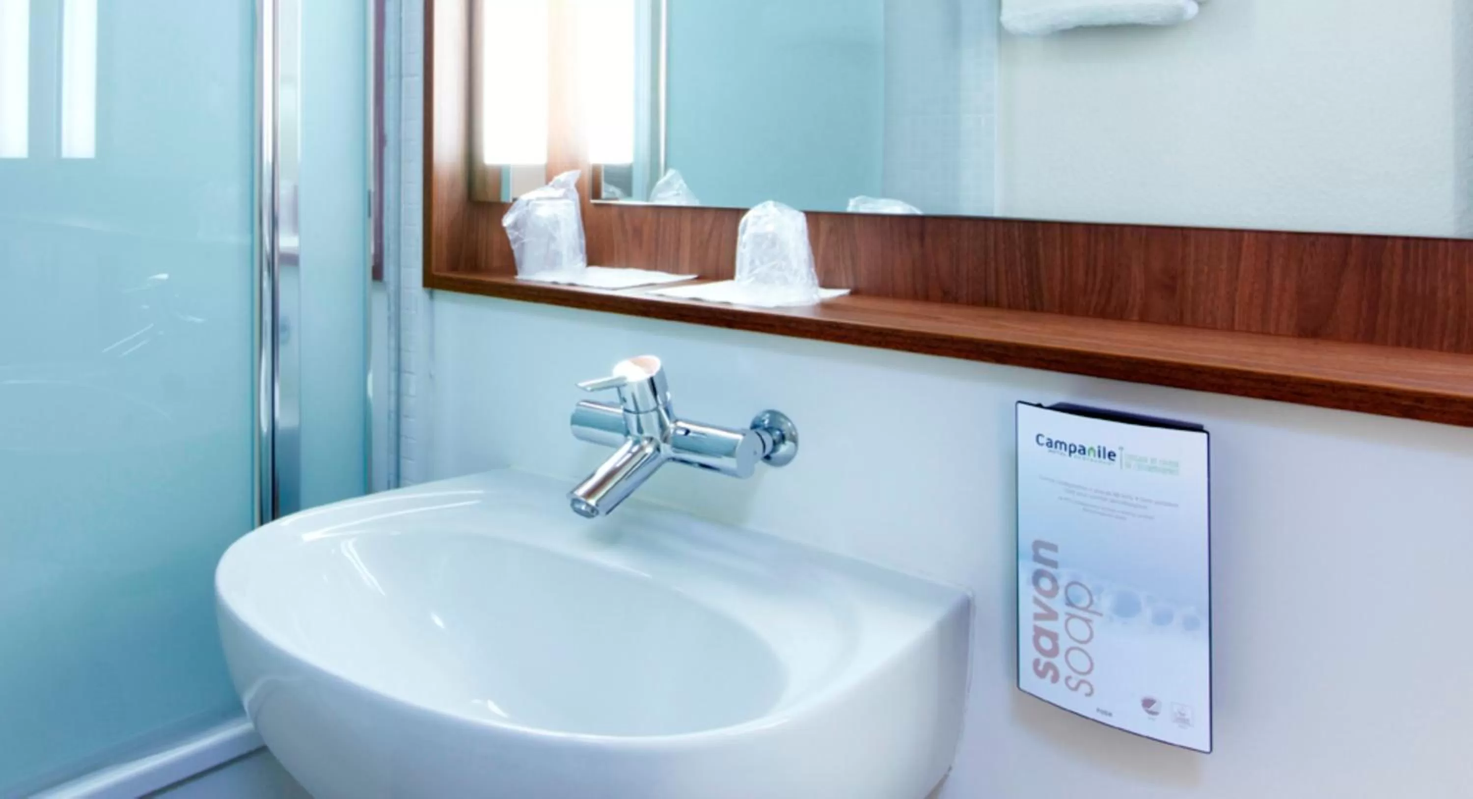 Bathroom in Campanile Metz Est Technopole - Restaurant