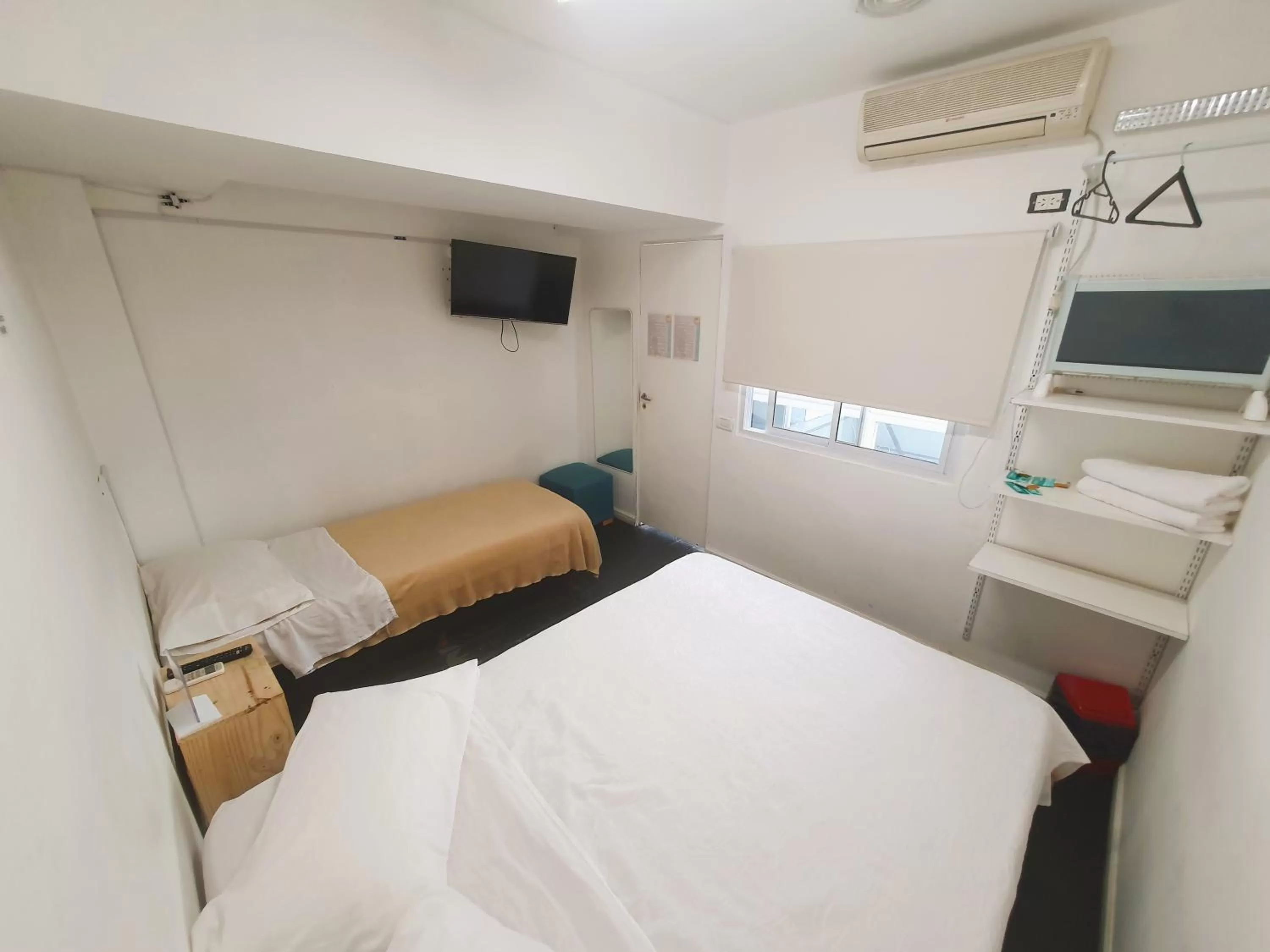 Communal lounge/ TV room, Bed in Habitaciones en Casa con piscina en Palermo Soho!