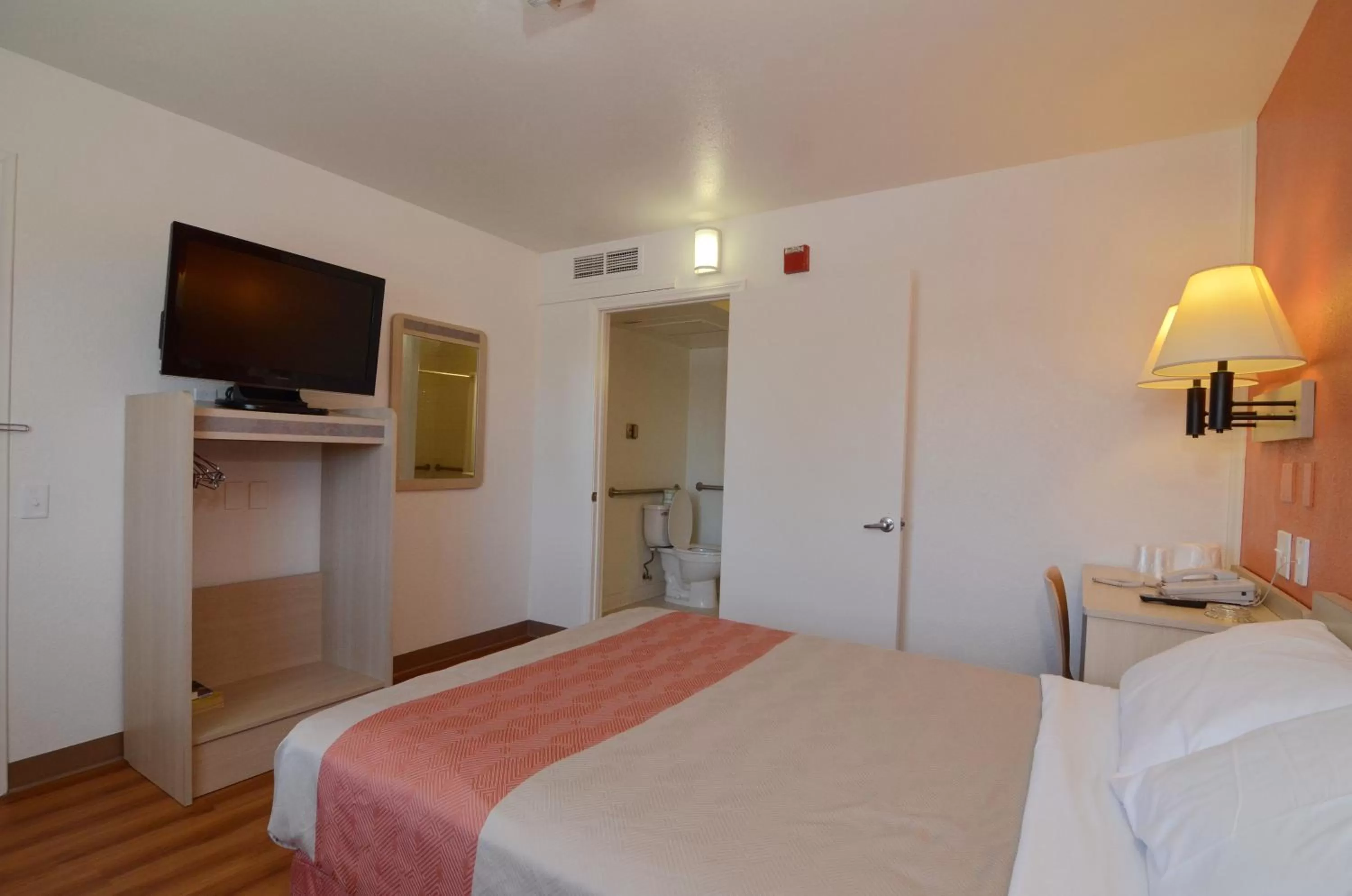 Bedroom, Bed in Motel 6-Indio, CA - Palm Springs