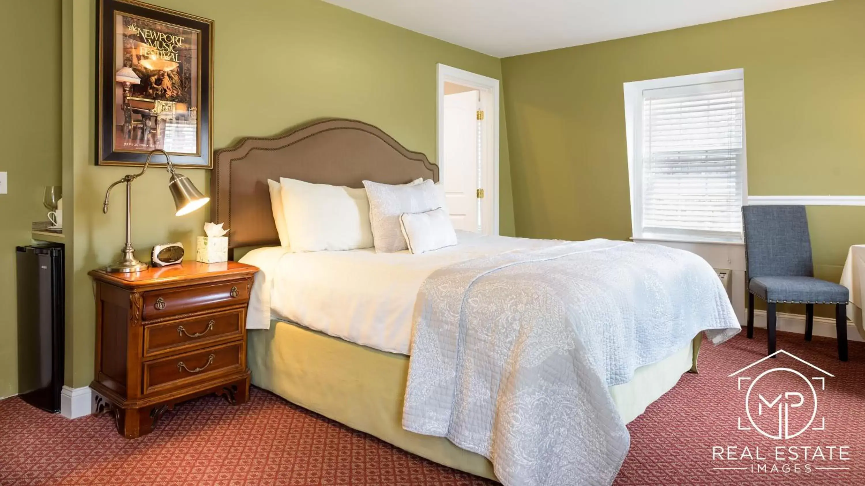 Room 9 - Cynthia Room - Deluxe King Room in Bouchard Restaurant & Inn Room 9 - Cynthia Room - Deluxe King Room in Bouchard Restaurant & Inn