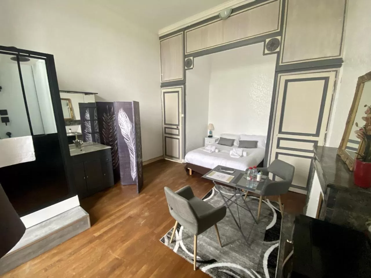 Photo of the whole room, Dining Area in Hôtel Particulier CHÂTEAU DES MARAIS Proximité et vue sur le Lac de Grand lieu