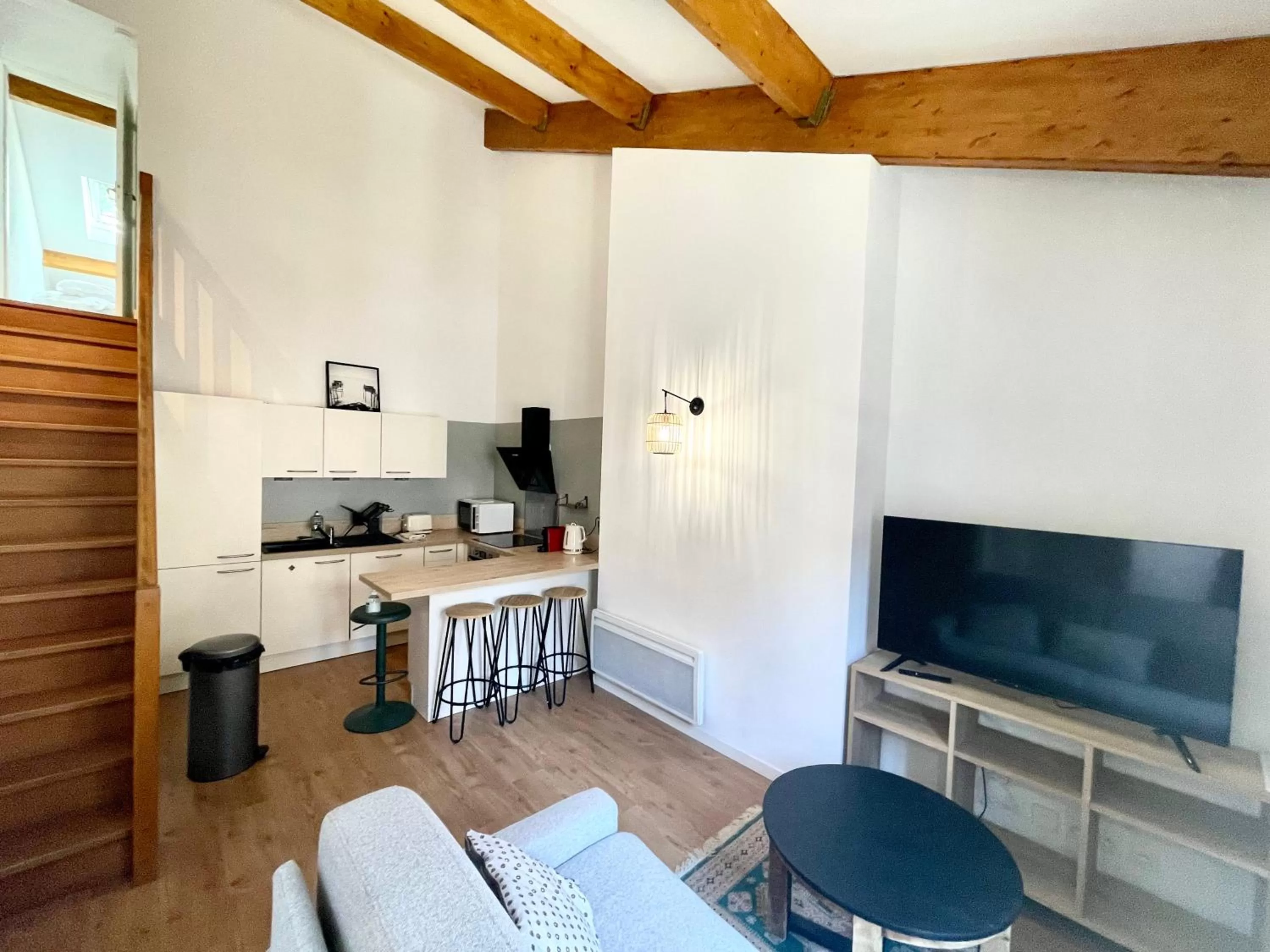 Living room, TV/Entertainment Center in Dupain & Dubeurre Appart'Hôtel - Parking