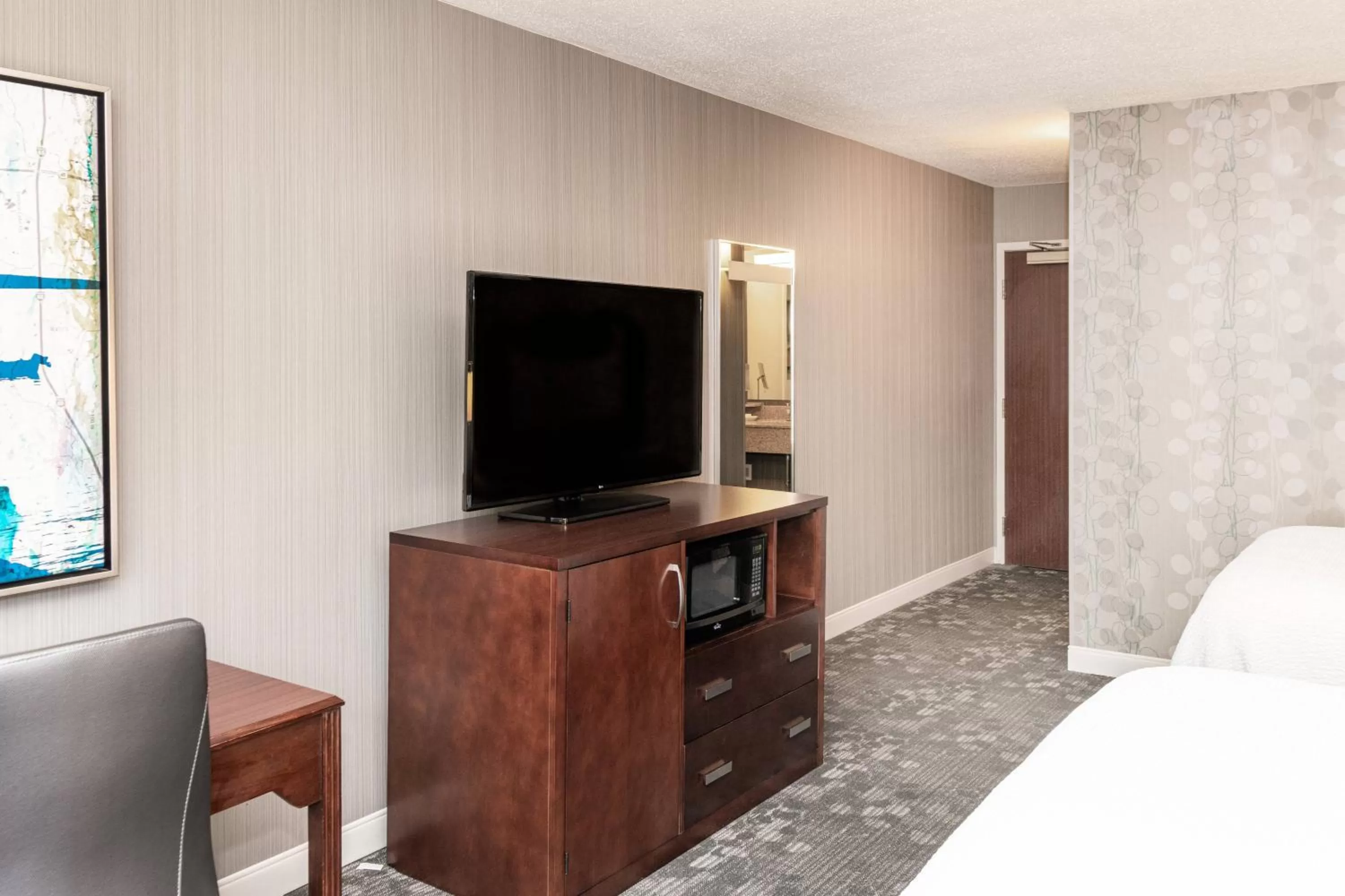 Photo of the whole room, TV/Entertainment Center in Courtyard by Marriott Columbus Tipton Lakes