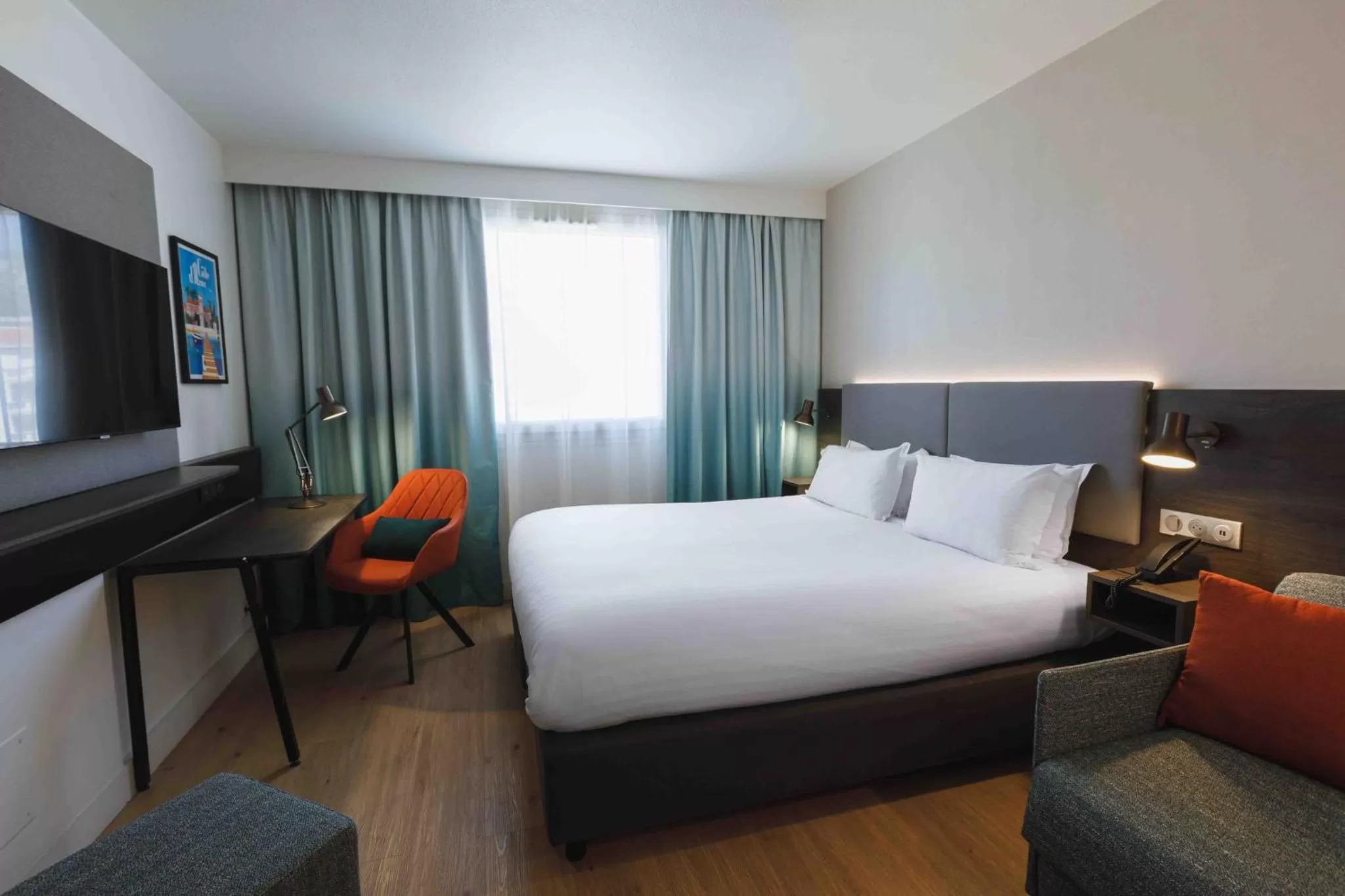 Photo of the whole room, Bed in Holiday Inn Toulon City Centre by IHG