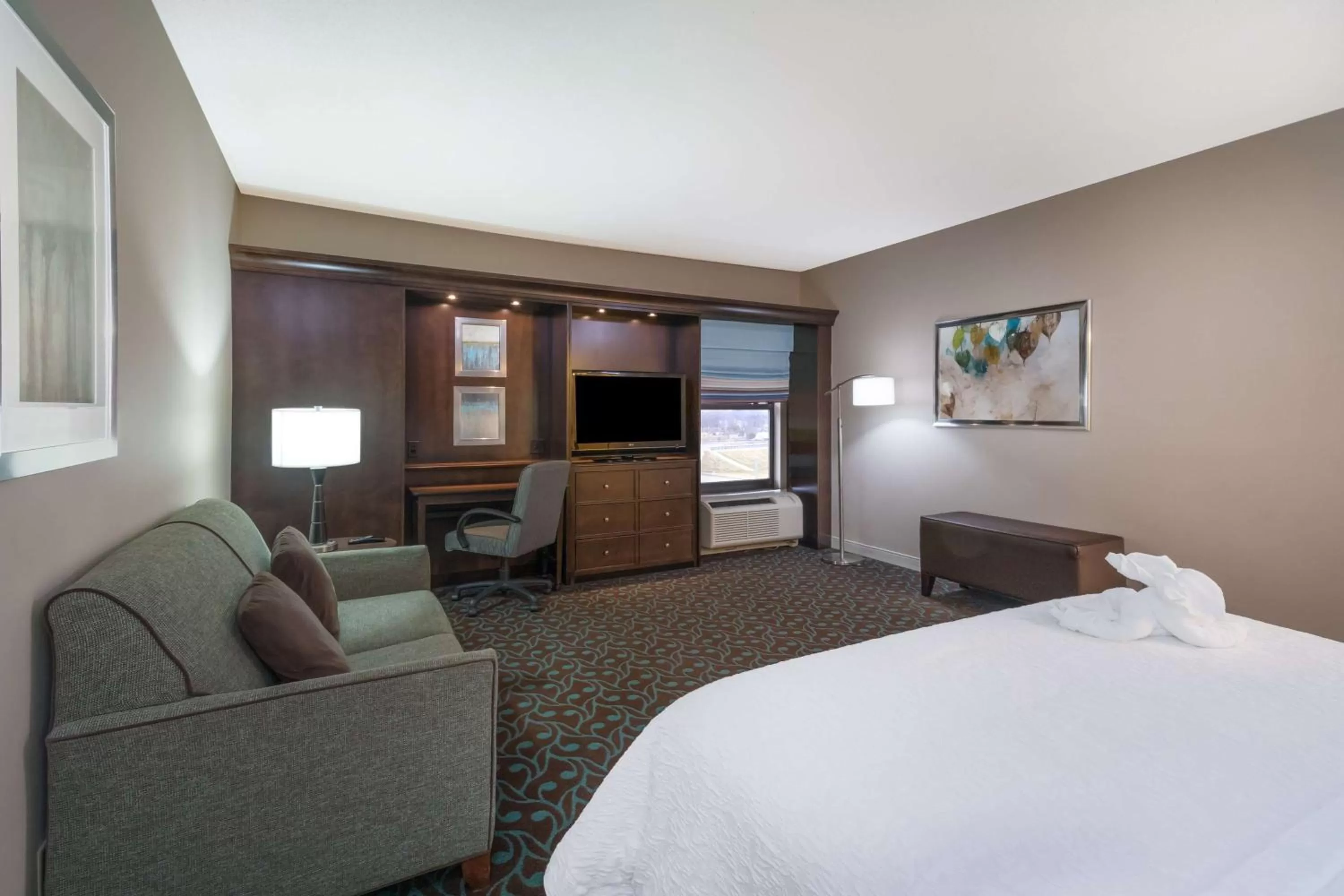 Bed in Hampton Inn Terre Haute