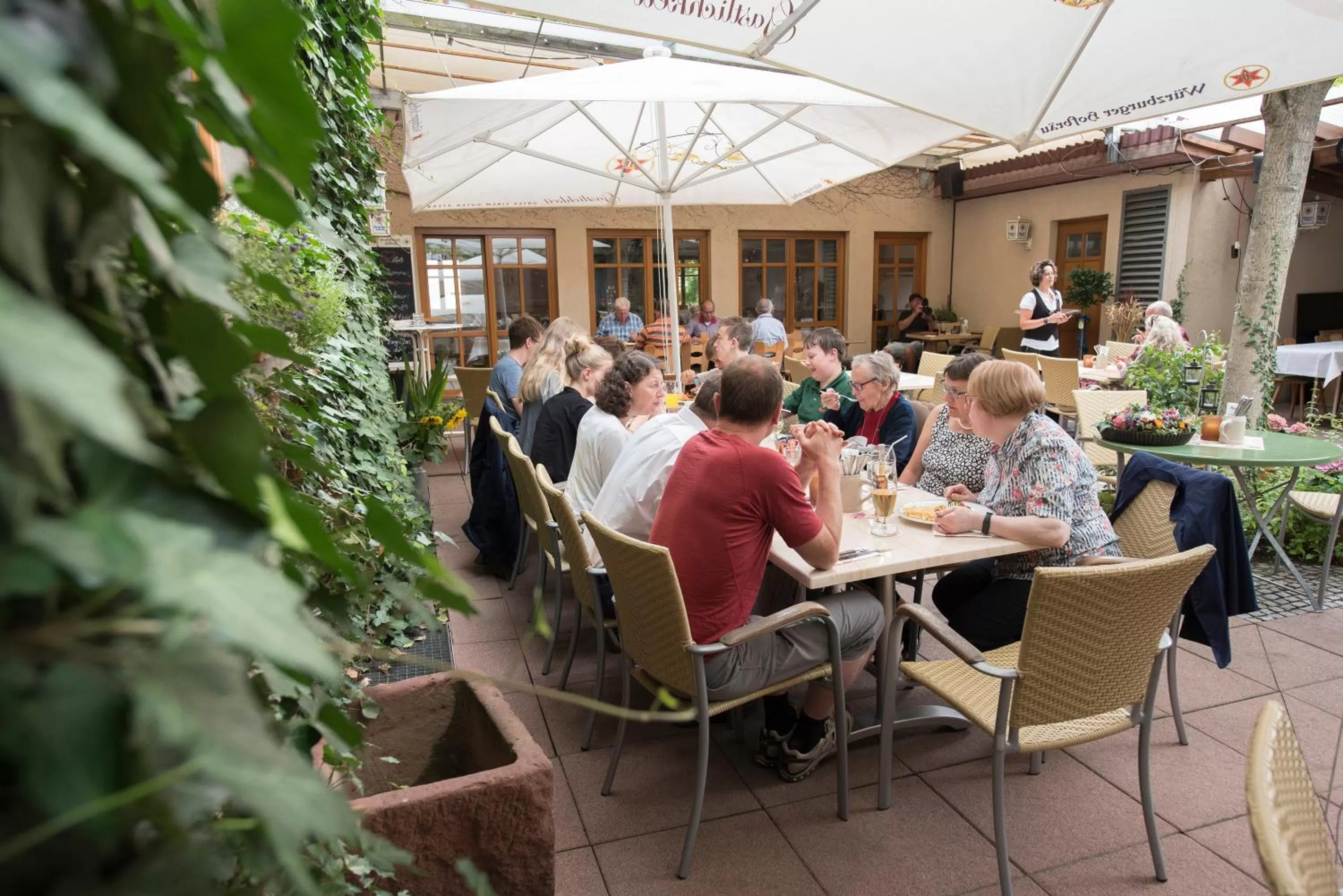 Restaurant/places to eat in AKZENT Hotel Krone